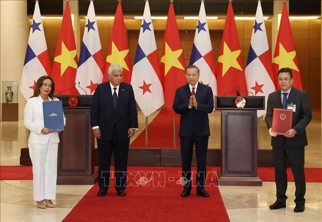 Tổng Bí thư, Chủ tịch nước Tô Lâm và Tổng thống Panama José Raúl Mulino chứng kiến lễ trao các văn kiện hợp tác giữa hai nước