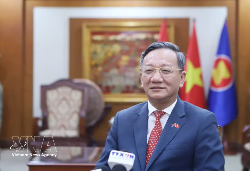 Vietnamese Ambassador to Laos Nguyen Minh Tam speaks to Vietnam News Agency (VNA) correspondents in Vientiane (Photo: VNA)