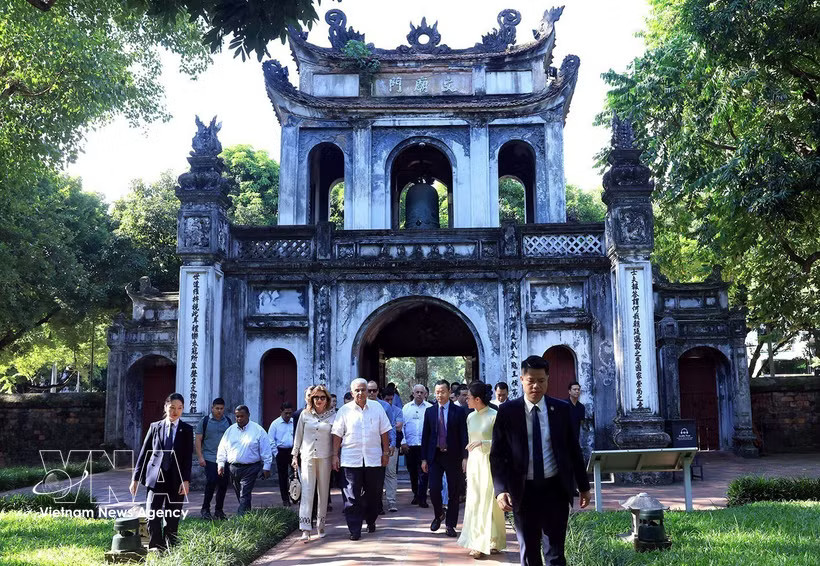 President of the Republic of Panama José Raúl Mulino and his spouse, Maricel Cohen De Mulino, visit Hanoi's Van Mieu - Quoc Tu Giam on October 6, 2026 (Photo: VNA)