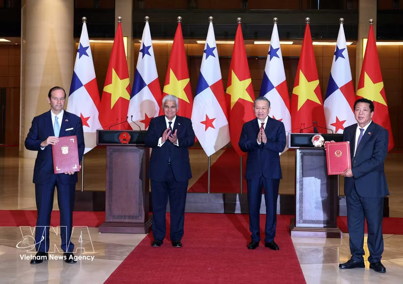 General Secretary of the Communist Party of Vietnam Central Committee and President To Lam (second, right) and Panama President José Raúl Mulino (second, left) witness the exchange of an agreement on maritime transport cooperation between the Governments of Vietnam and Panama (Photo: VNA)