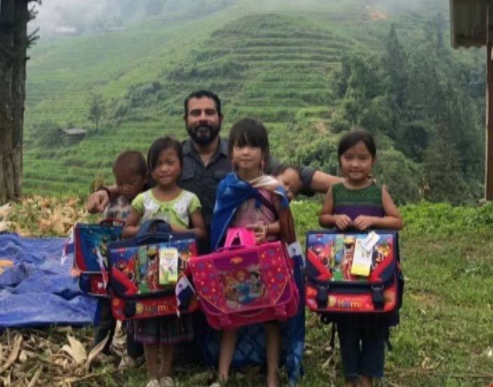 Former Panamanian Ambassador to Vietnam Servio S. Samudio with Vietnamese children he met during his trip to a Vietnamese northern mountainous region (Photo courtesy of Former Panamanian Ambassador to Vietnam Servio S. Samudio)