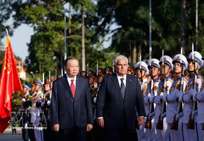 General Secretary of the Communist Party of Vietnam Central Committee and President To Lam and Panamanian President José Raúl Mulino inspect the Guard of Honour (Photo: VNA)
