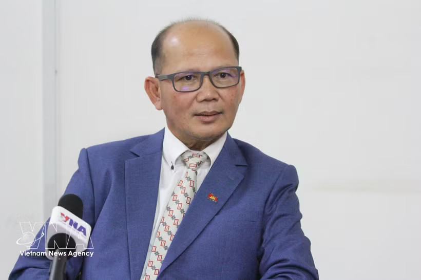 Uch Leang, Acting Director of the Department of Asia, Africa and Middle East Studies at the Royal Academy of Cambodia’s Institute of International Relations speaks to Vietnam News Agency correspondents in Phnom Penh (Photo: VNA)