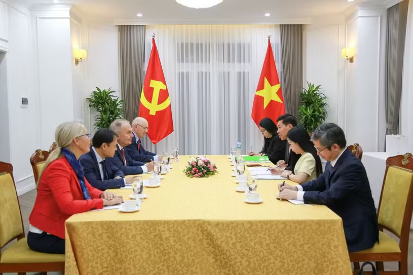 Member of the Communist Party of Vietnam (CPV) Central Committee, Standing Deputy Secretary of the Ministry of Foreign Affairs Party Committee and Deputy Minister of Foreign Affairs Nguyen Manh Cuong holds talks with visiting President of the Hungarian Workers' Party Gyula Thürmer in Hanoi. (Photo courtesy of the Ministry of Foreign Affairs)