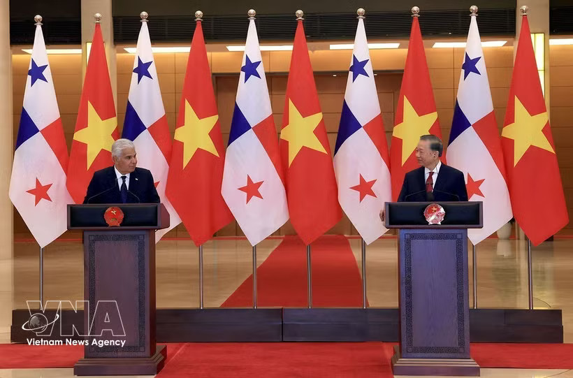 General Secretary of the CPV Central Committee and President To Lam and President of Panama José Raúl Mulino meet with the press immediately after their talks (Photo: VNA)
