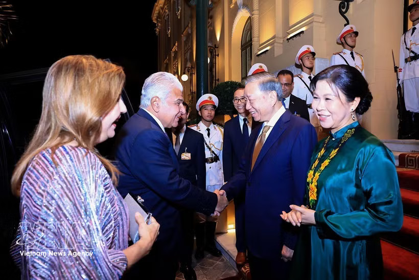 General Secretary of the Communist Party of Vietnam Central Committee and President To Lam and his spouse welcome Panamanian President José Raúl Mulino and his spouse (Photo: VNA)
