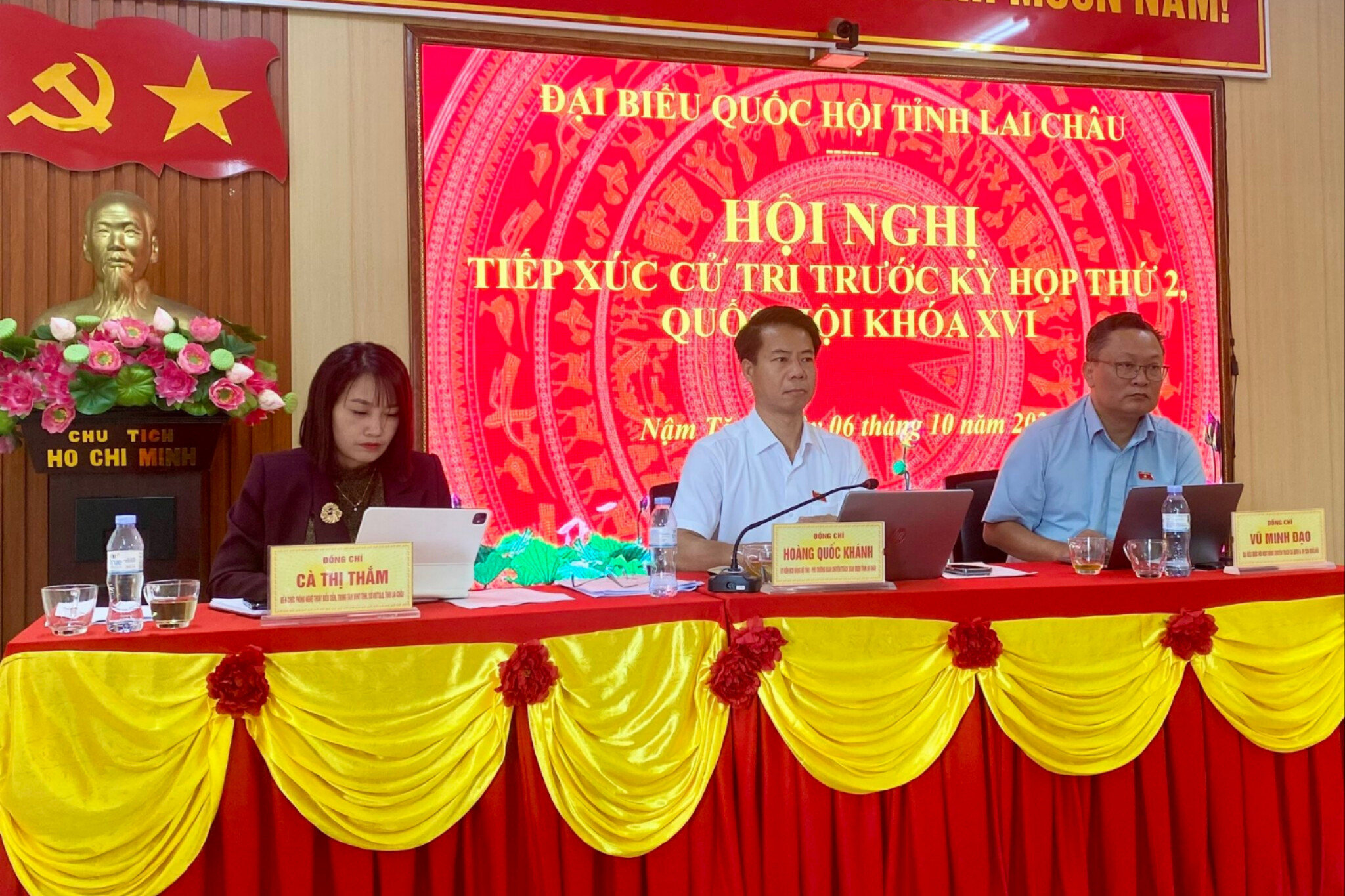 The delegation of National Assembly representatives from Lai Chau province met with voters in Nam Tam commune.