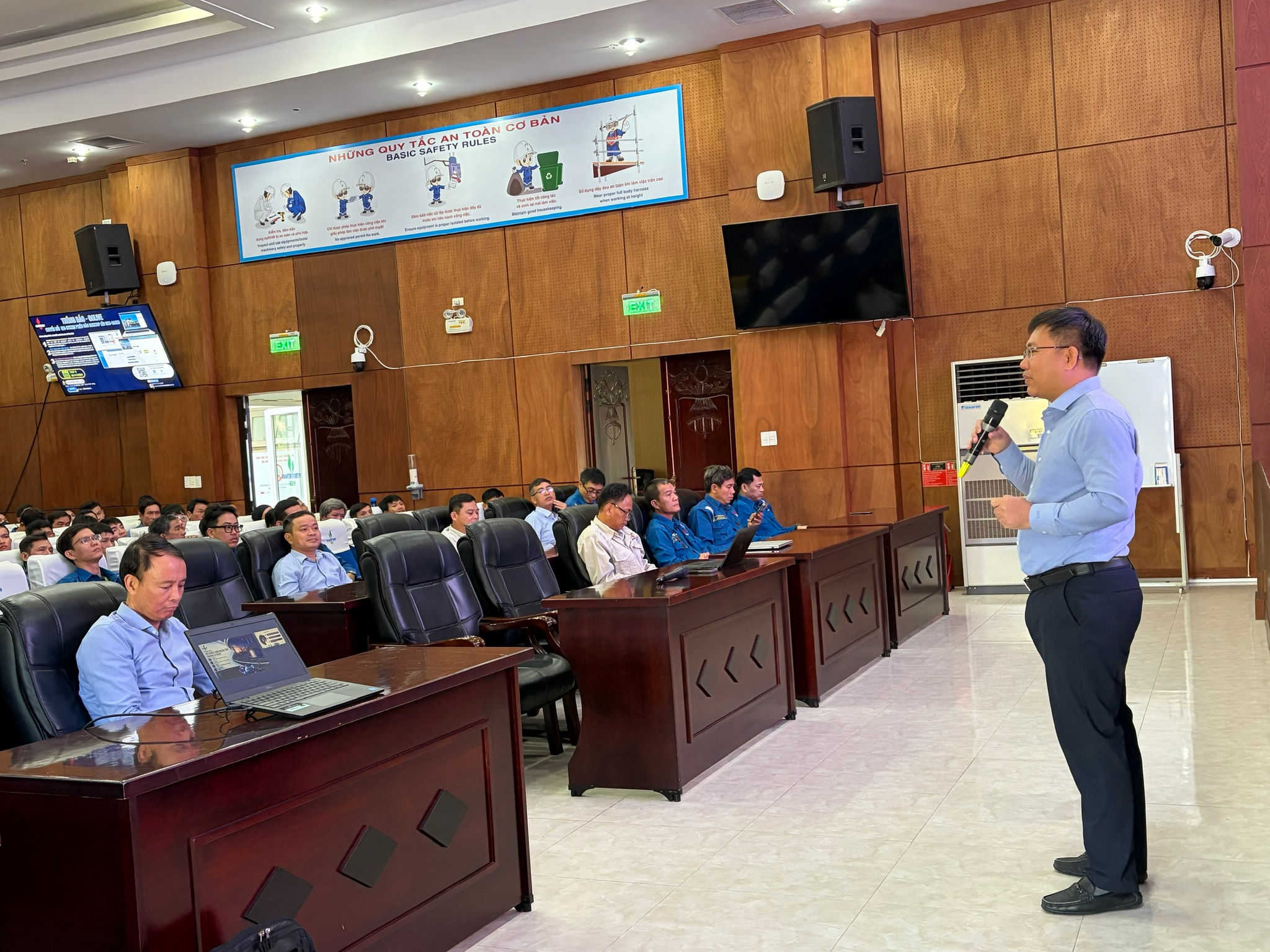 Ông Lê Hải Tuấn, Phó Giám đốc Nhà máy lọc dầu Dung Quất phát biểu tại chương trình. Ảnh BSR