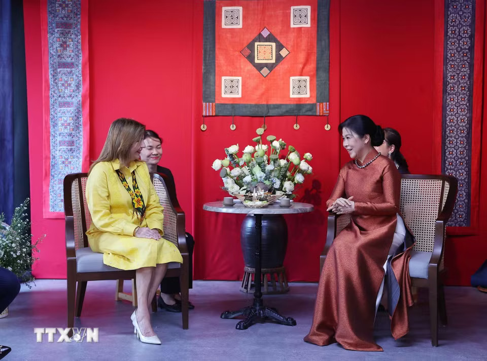 Phu nhân Tổng Bí thư, Chủ tịch nước Tô Lâm, bà Ngô Phương Ly, cùng Phu nhân Tổng thống Panama, bà Maricel Cohen de Mulino trải nghiệm văn hóa các dân tộc thiểu số Việt Nam tại Hồ Văn, thuộc quần thể Di tích Quốc gia đặc biệt Văn Miếu-Quốc Tử Giám