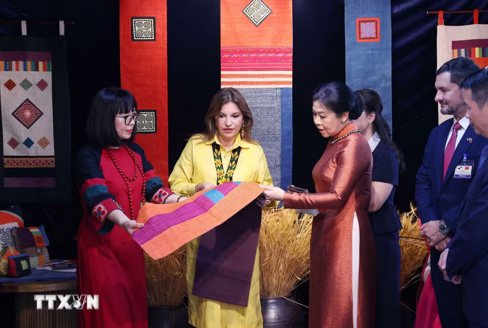 Phu nhân Tổng Bí thư, Chủ tịch nước Tô Lâm, bà Ngô Phương Ly, cùng Phu nhân Tổng thống Panama, bà Maricel Cohen de Mulino trải nghiệm văn hóa các dân tộc thiểu số Việt Nam tại Hồ Văn, thuộc quần thể Di tích Quốc gia đặc biệt Văn Miếu-Quốc Tử Giám