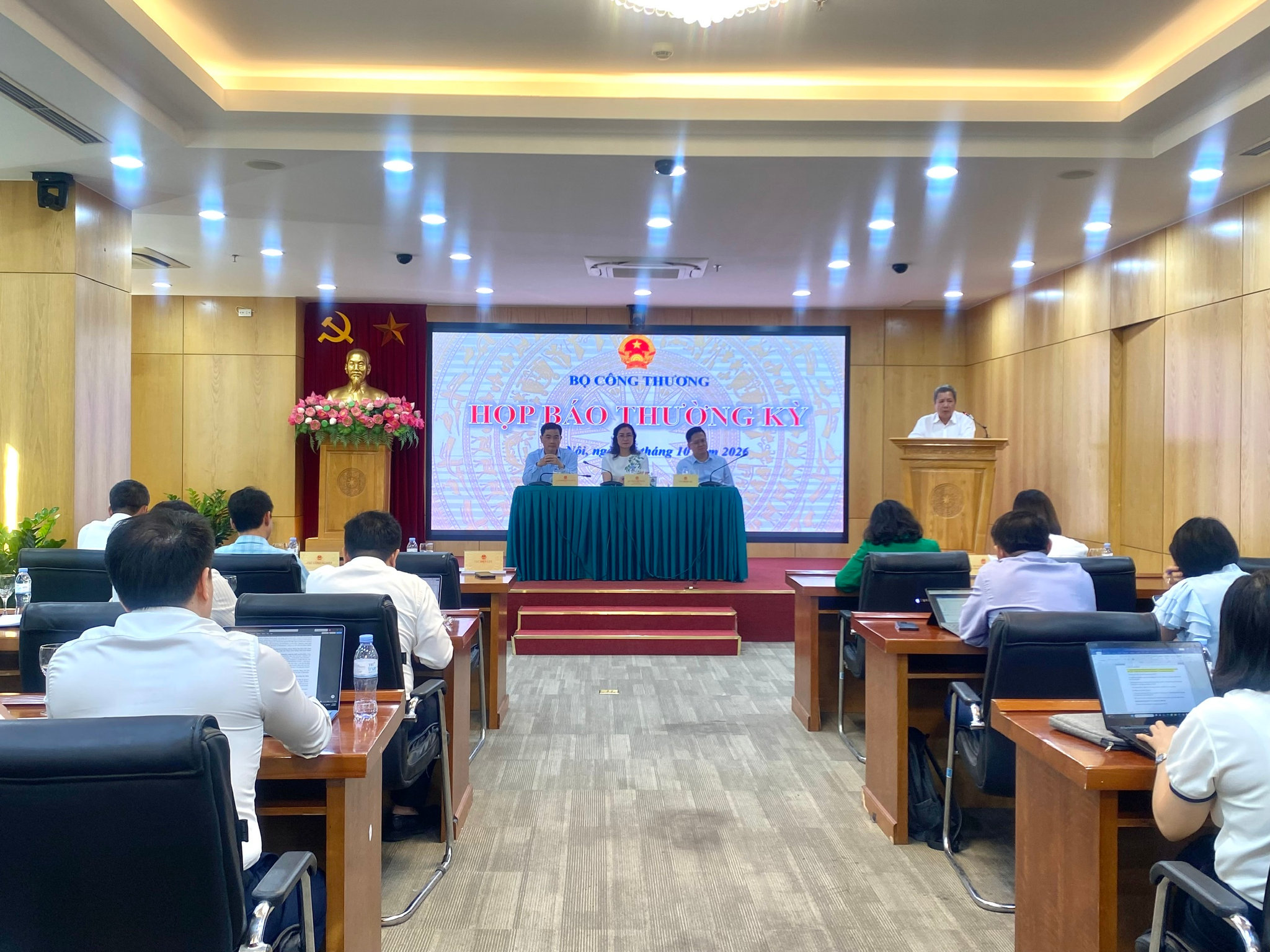 Thứ trưởng Bộ Công Thương Phan Thị Thắng chủ trì buổi họp báo