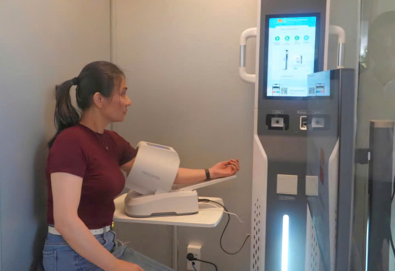 Người dân trải nghiệm đo huyết áp, phân tích chỉ số sức khỏe tại Trạm Công dân số