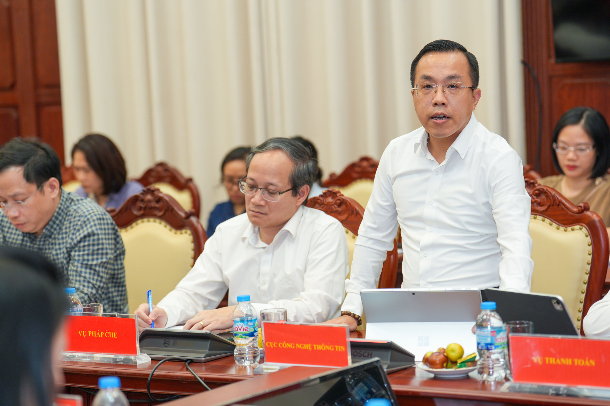 Cục trưởng Cục Công nghệ thông tin Lê Hoàng Chính Quang cho biết, hình ảnh và giọng nói cũng có thể được tạo ra bằng AI, vì thế, đúng số chưa chắc đã đúng người