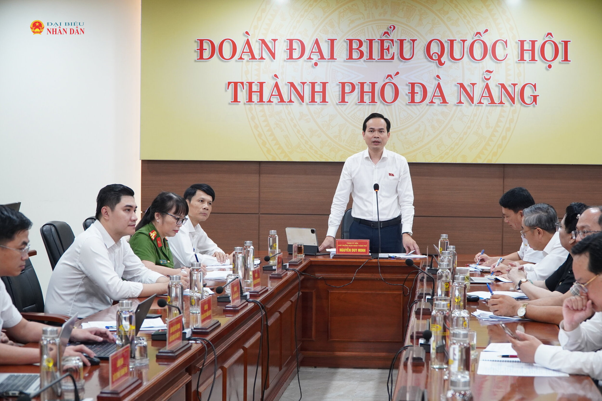 Phó trưởng Đoàn chuyên trách Đoàn ĐBQH thành phố Đà Nẵng Nguyễn Duy Minh phát biểu tại hội nghị
