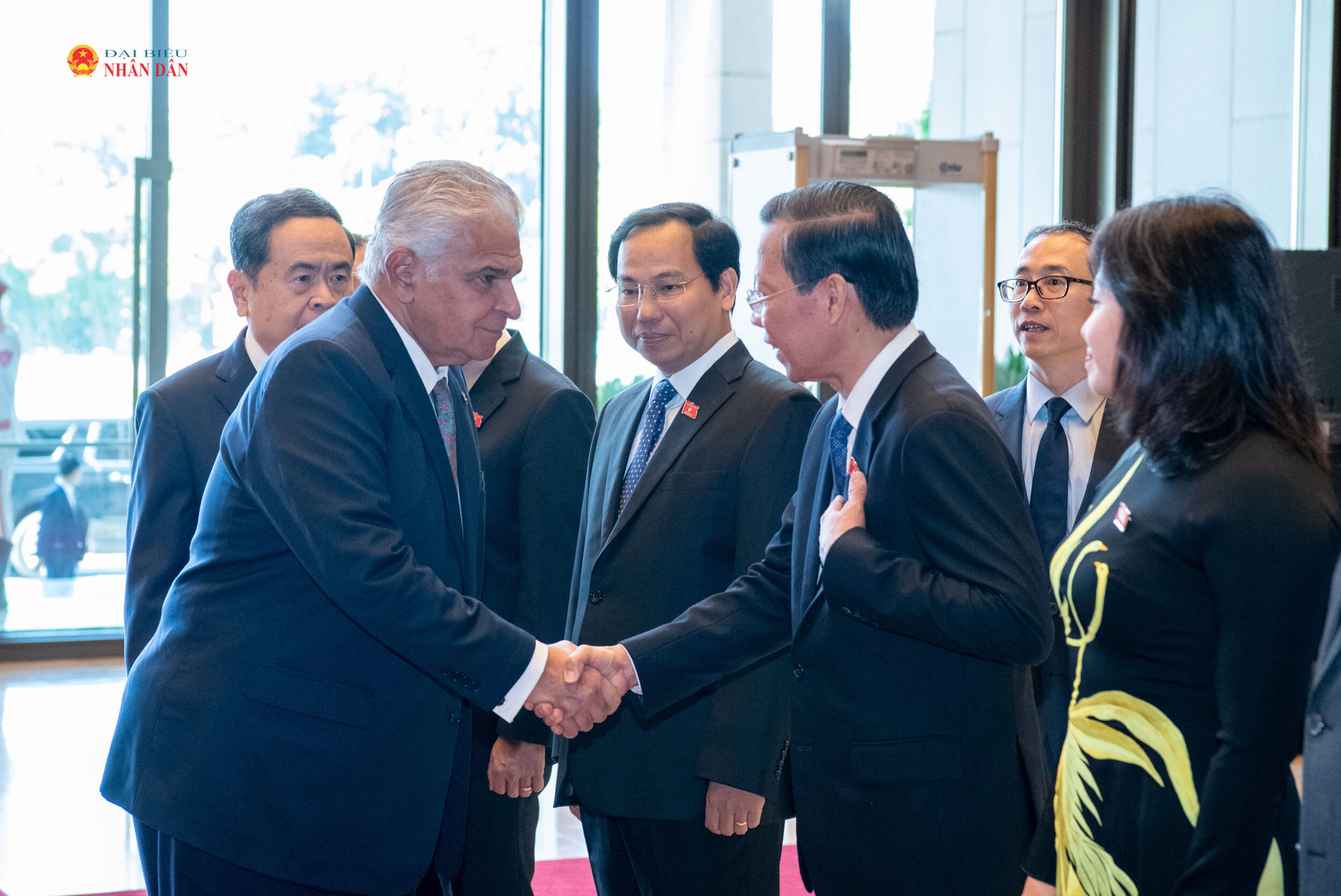 Chủ tịch Quốc hội Trần Thanh Mẫn giới thiệu với Tổng thống Cộng hòa Panama José Raúl Mulino các đại biểu tham gia lễ đón.4