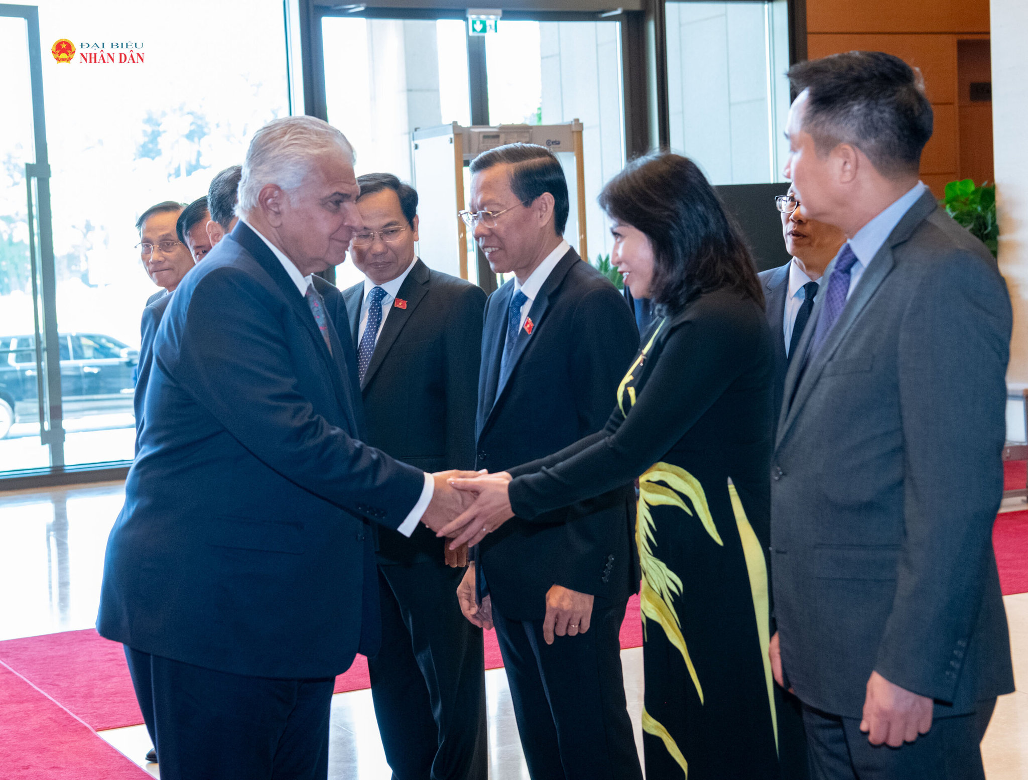 Chủ tịch Quốc hội Trần Thanh Mẫn giới thiệu với Tổng thống Cộng hòa Panama José Raúl Mulino các đại biểu tham gia lễ đón.5