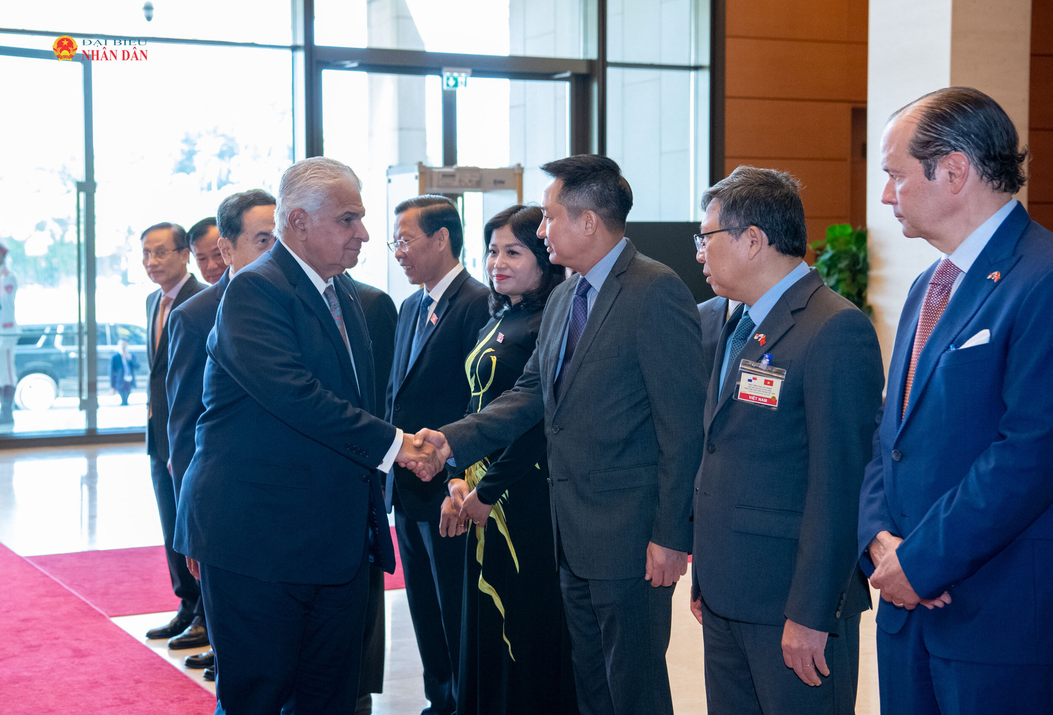 Chủ tịch Quốc hội Trần Thanh Mẫn giới thiệu với Tổng thống Cộng hòa Panama José Raúl Mulino các đại biểu tham gia lễ đón.6