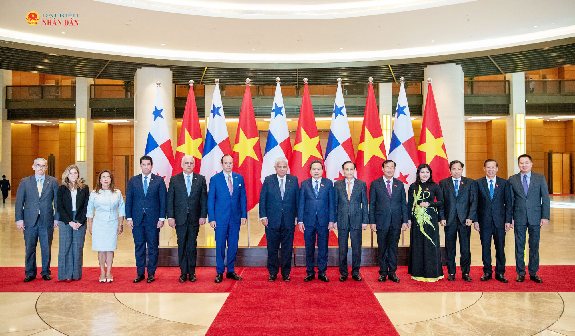Chủ tịch Quốc hội Trần Thanh Mẫn và Tổng thống Cộng hòa Panama José Raúl Mulino với các đại biểu