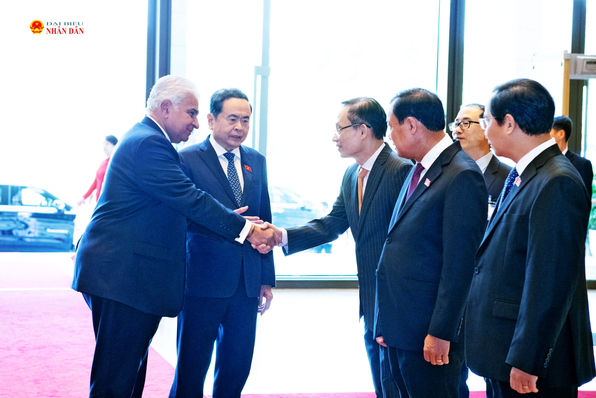 Chủ tịch Quốc hội Trần Thanh Mẫn giới thiệu với Tổng thống Cộng hòa Panama José Raúl Mulino các đại biểu Việt Nam
