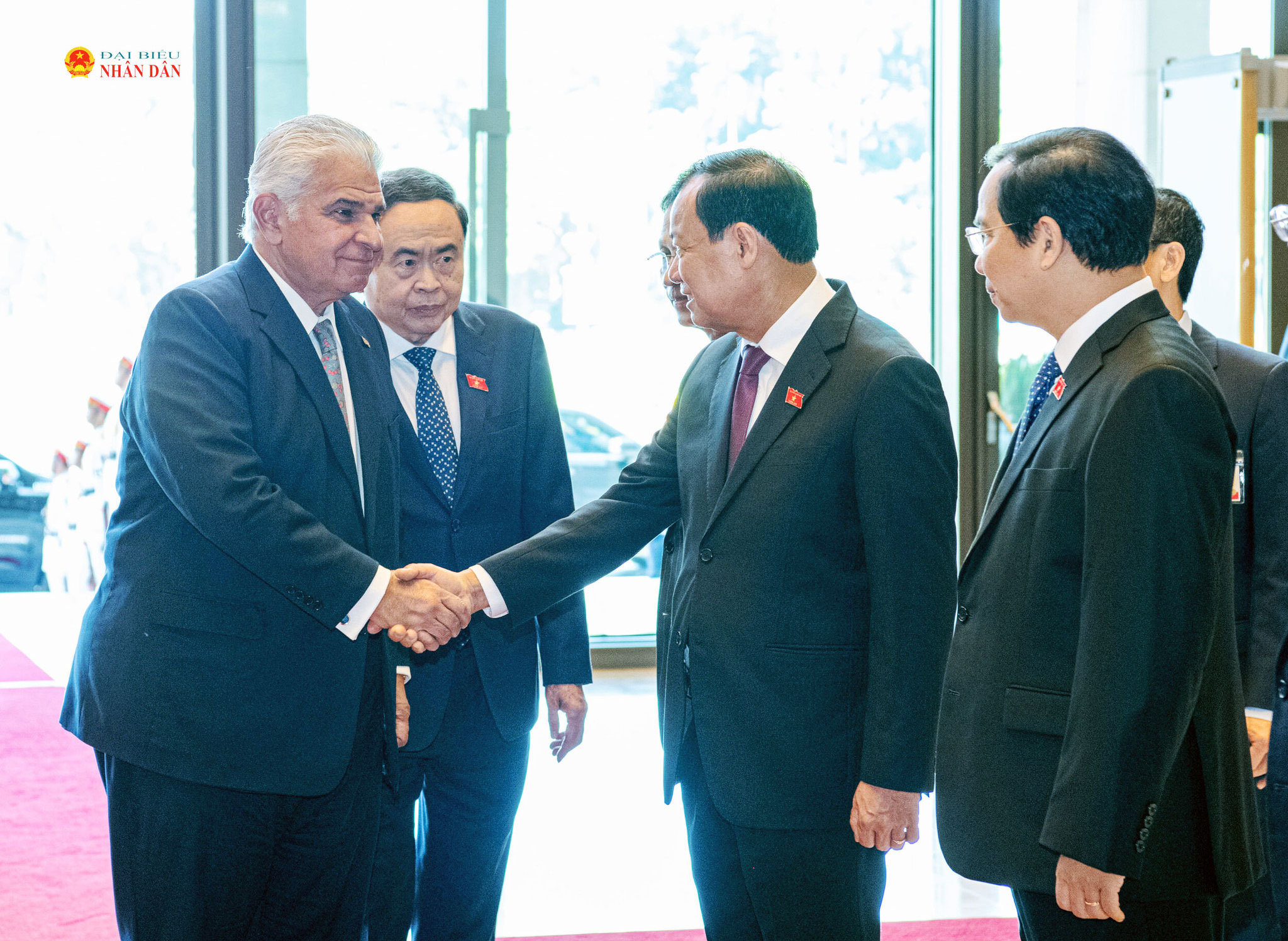 Chủ tịch Quốc hội Trần Thanh Mẫn giới thiệu với Tổng thống Cộng hòa Panama José Raúl Mulino các đại biểu Việt Nam