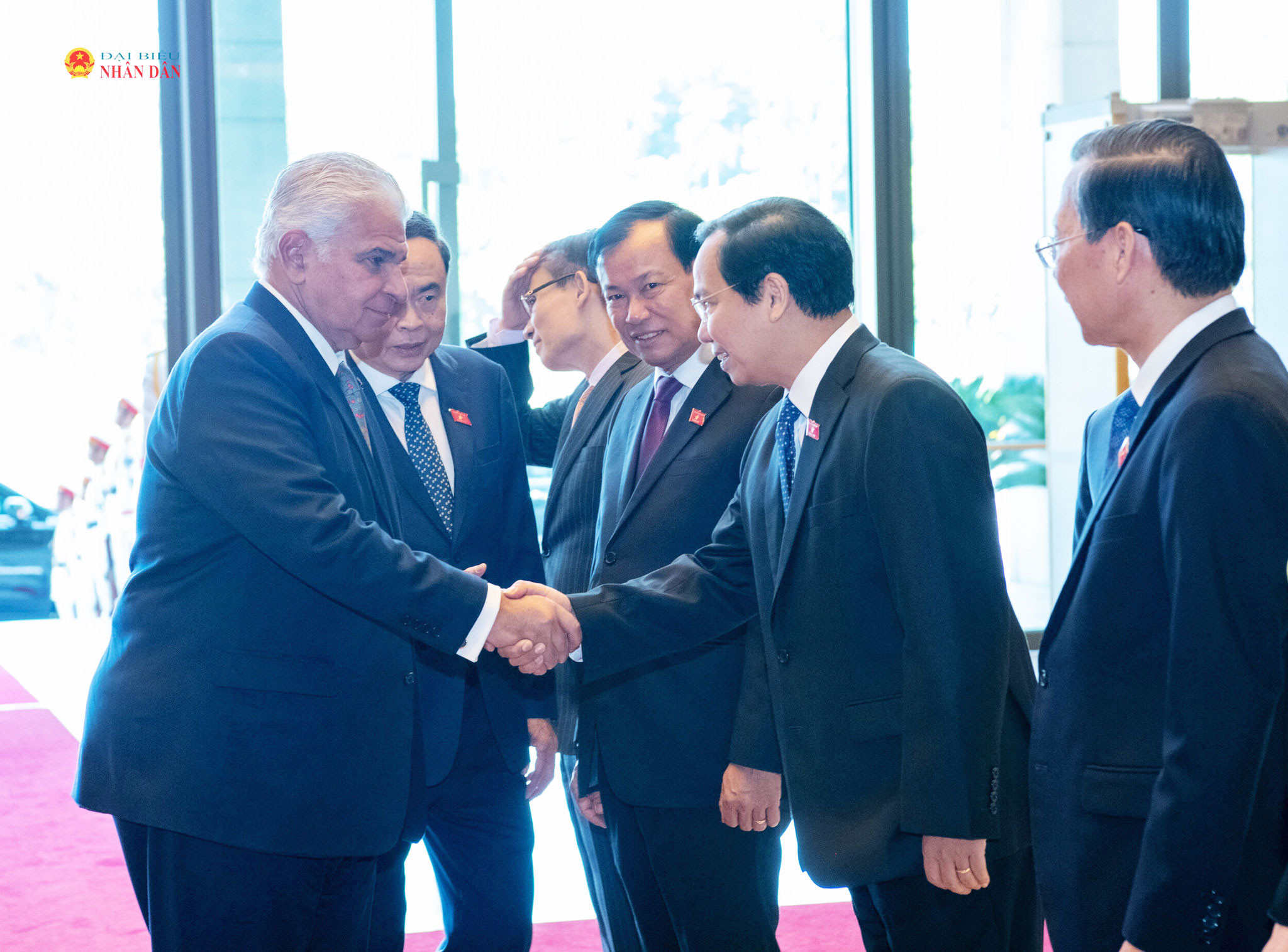 Chủ tịch Quốc hội Trần Thanh Mẫn giới thiệu với Tổng thống Cộng hòa Panama José Raúl Mulino các đại biểu Việt Nam