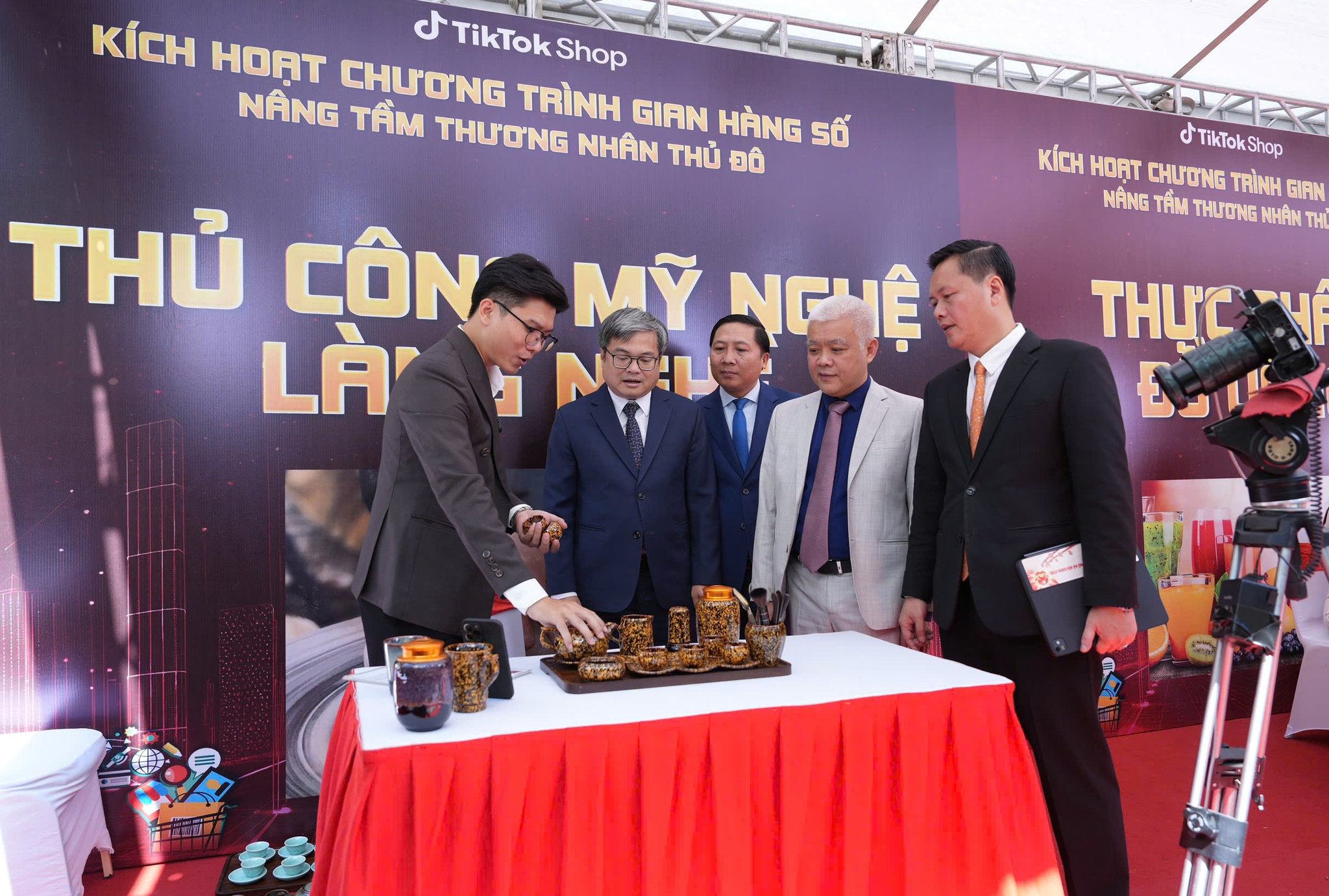 Gian hàng Thủ công mỹ nghệ làng nghề trong chương trình “Gian hàng số - nâng tầm thương nhân Thủ đô”