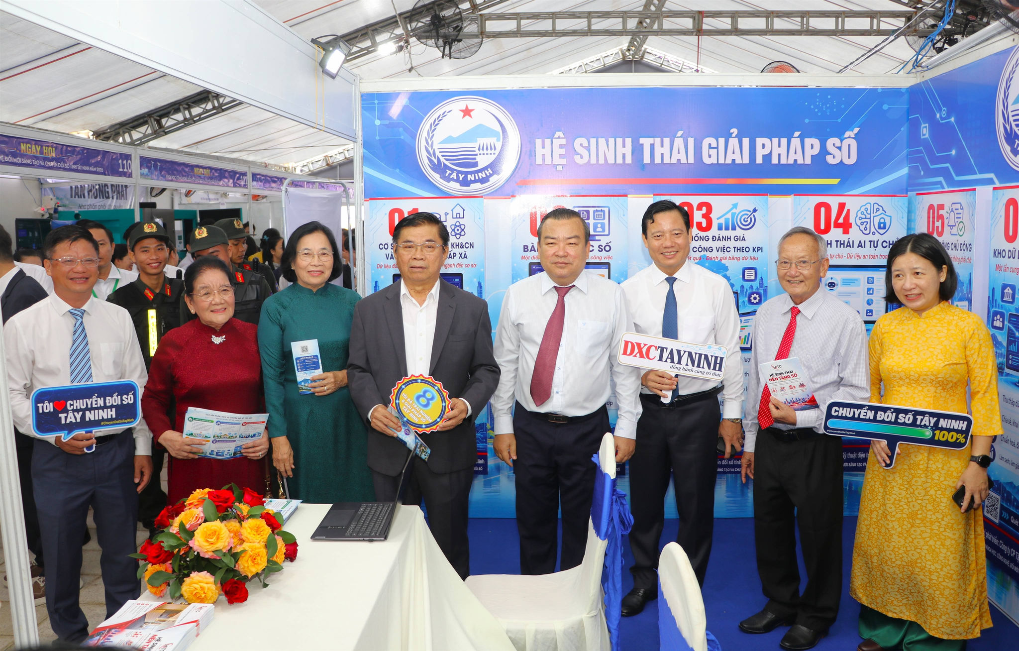 Các đại biểu tham quan gian hàng