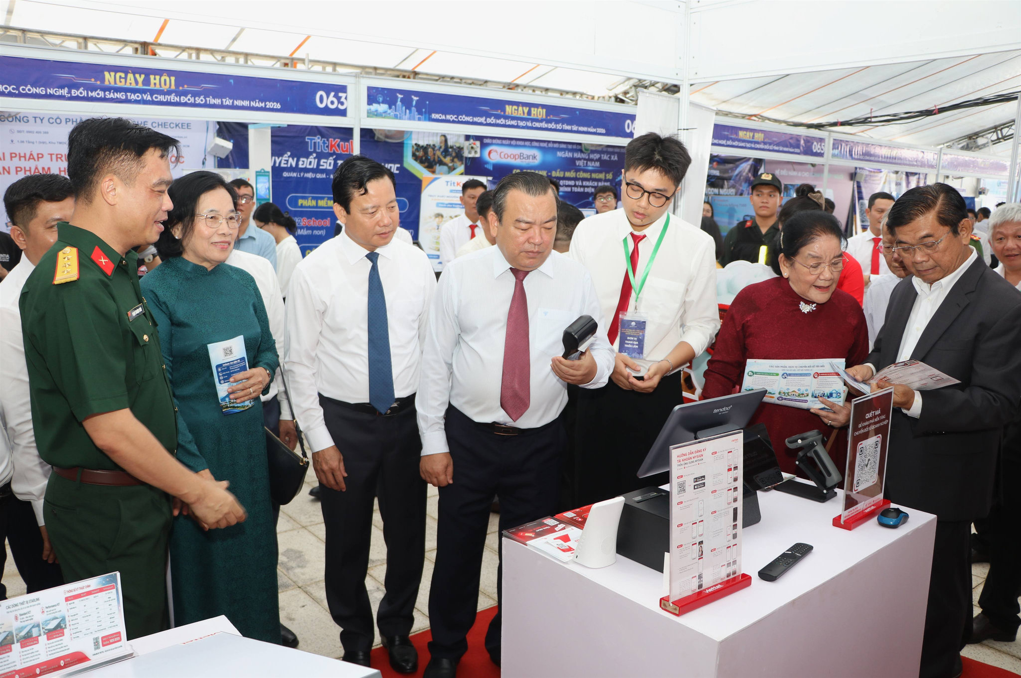 Các đại biểu tham quan gian hàng