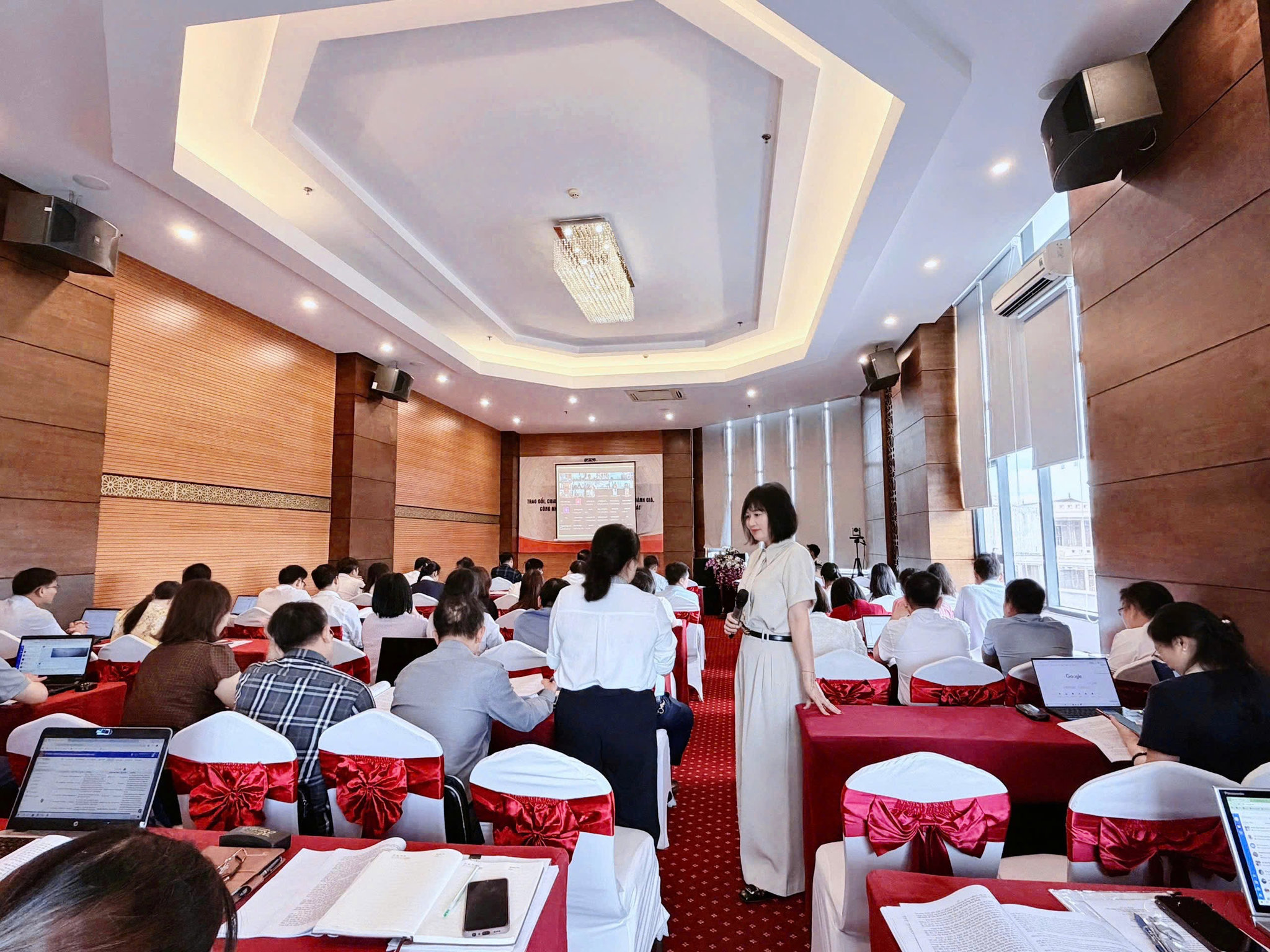 Phó Cục trưởng Cục Phổ biến, giáo dục pháp luật và Trợ giúp pháp lý Ngô Quỳnh Hoa giải đáp băn khoăn của các đại biểu tham dự