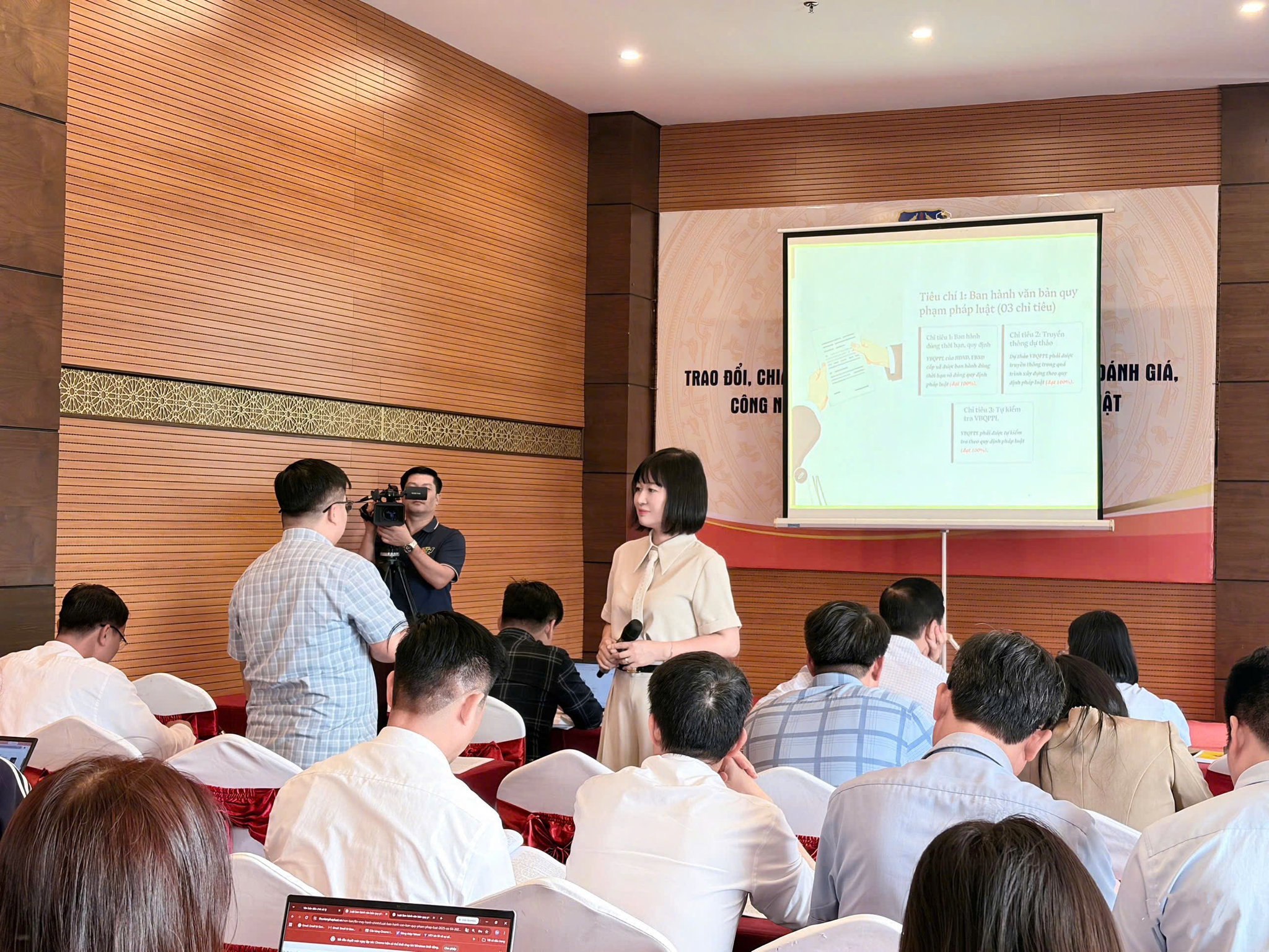 Phó Cục trưởng Cục Phổ biến, giáo dục pháp luật và Trợ giúp pháp lý Ngô Quỳnh Hoa giải đáp băn khoăn của các đại biểu tham dự