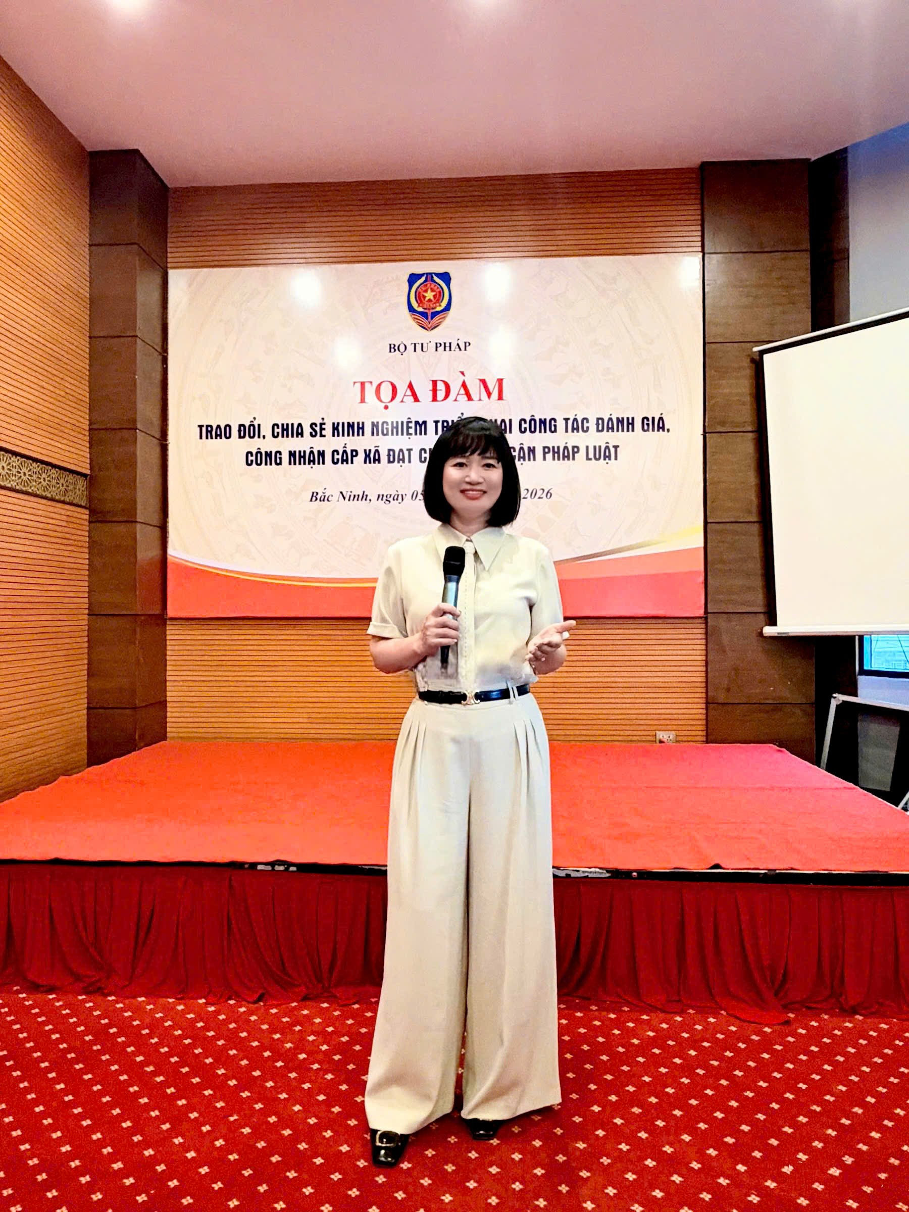 Phó Cục trưởng Cục Phổ biến, giáo dục pháp luật và Trợ giúp pháp lý, Bộ Tư pháp TS. Ngô Quỳnh Hoa đã trao đổi về nghiệp vụ đánh giá, công nhận cấp xã đạt chuẩn tiếp cận pháp luật