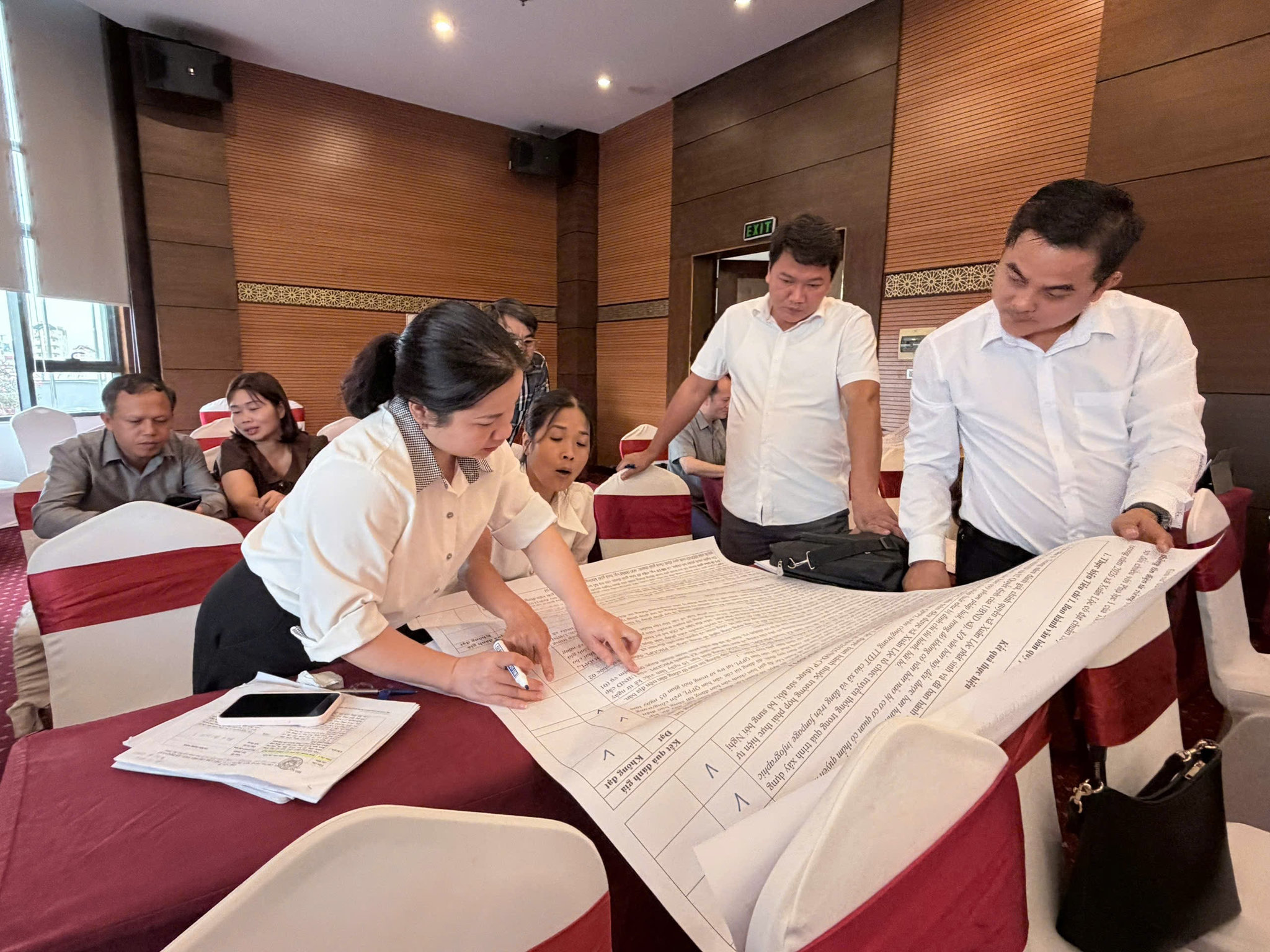 Các đại biểu thảo luận nhóm, trao đổi cách xác định chỉ tiêu đạt và chưa đạt trong đánh giá cấp xã đạt chuẩn tiếp cận pháp luật