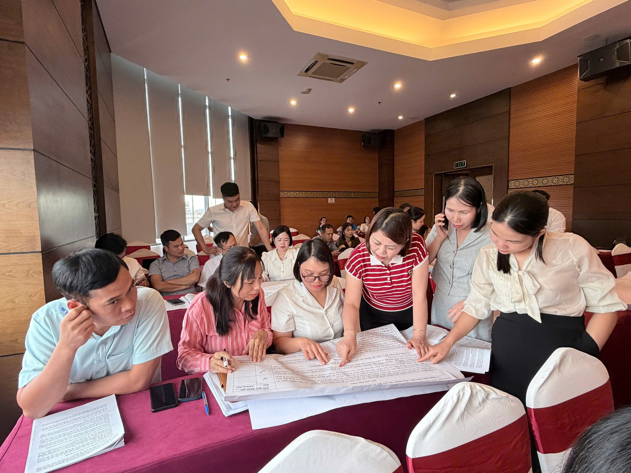 Các đại biểu thảo luận nhóm, trao đổi cách xác định chỉ tiêu đạt và chưa đạt trong đánh giá cấp xã đạt chuẩn tiếp cận pháp luật