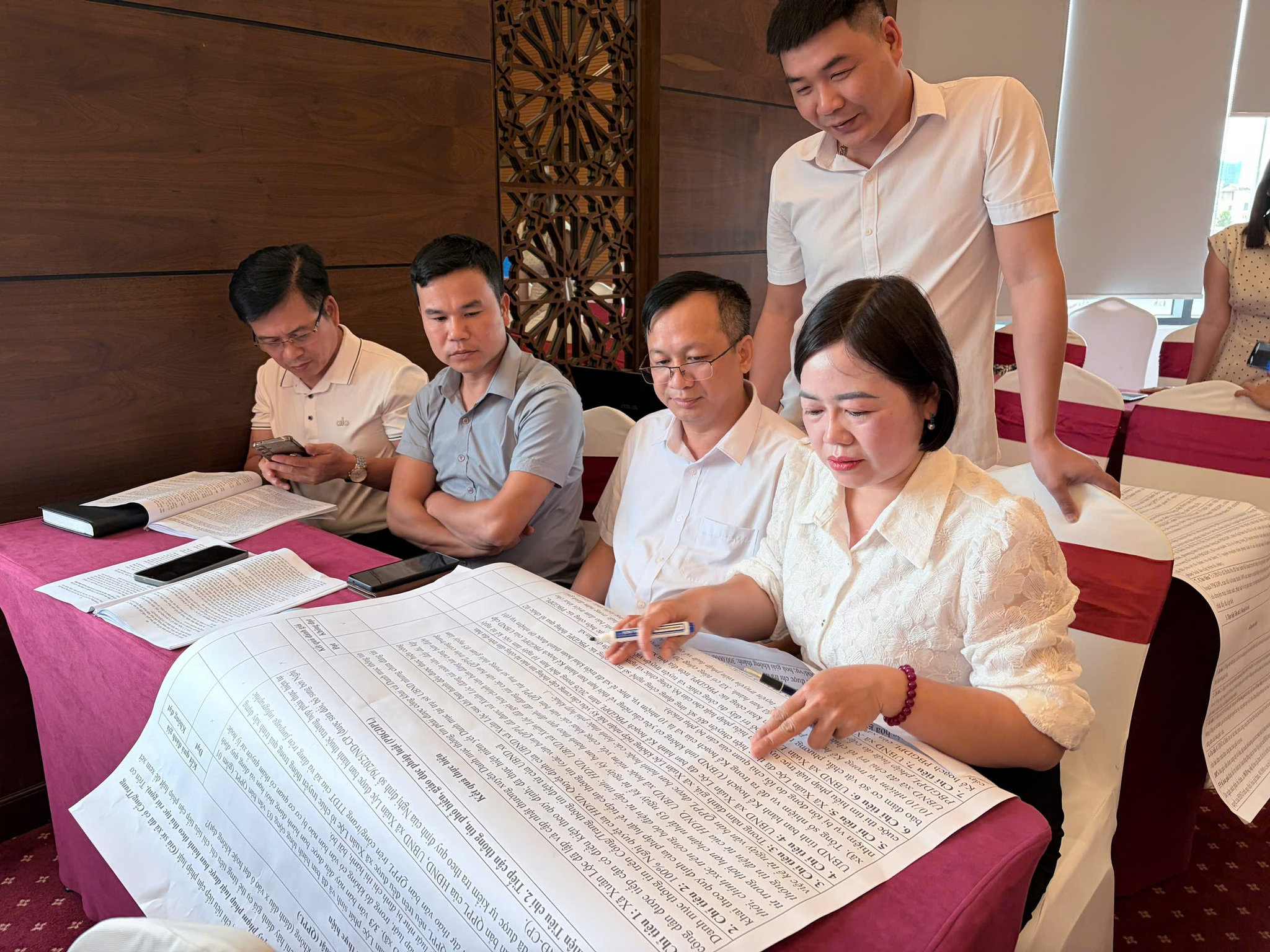 Các đại biểu thảo luận nhóm, trao đổi cách xác định chỉ tiêu đạt và chưa đạt trong đánh giá cấp xã đạt chuẩn tiếp cận pháp luật