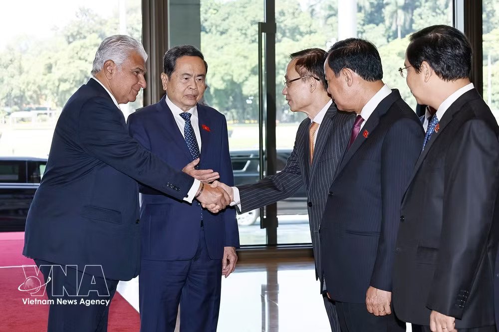 National Assembly President Tran Thanh Man introduces members of the Vietnamese delegation to President of Panama José Raúl Mulino. Photo: VNA vnanet-man.jpg