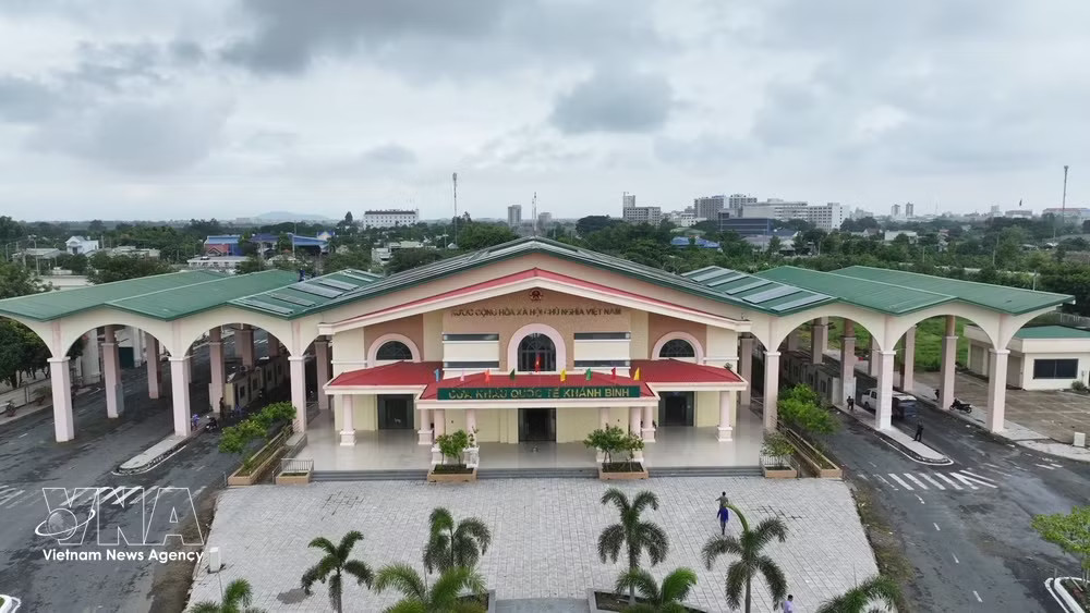 The Khanh Binh International Border Gate in An Giang province plays a crucial role in connecting trade between Vietnam and Cambodia. (Photo: VNA) vnanet-an-giang.jpg
