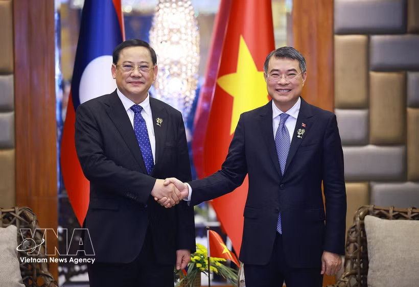 On the sidelines of the 48th ASEAN Summit in Cebu, Philippines, on the afternoon of May 8, 2026, Prime Minister Le Minh Hung met with the then-Prime Minister of Laos, Sonexay Siphandone. (Photo: VNA)