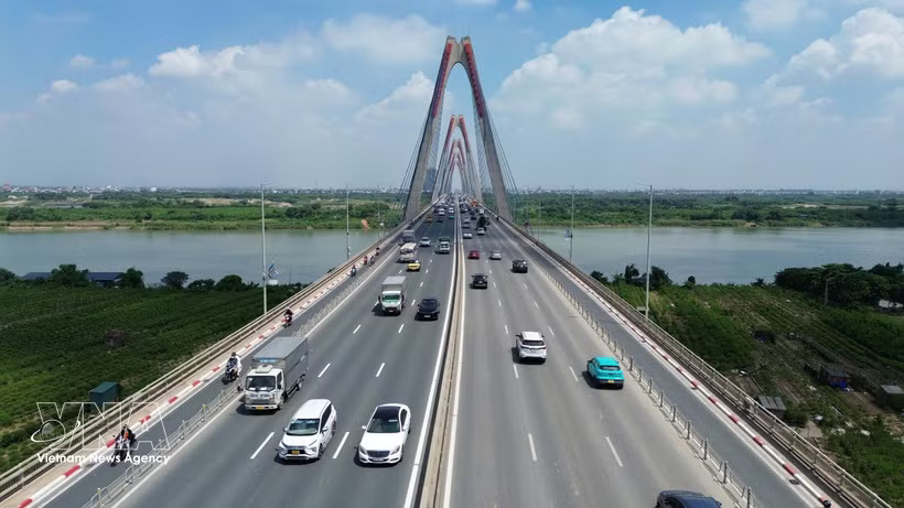 Nhat Tan – Vietnam’s largest cable-stayed bridge spanning the Red River (Photo: VNA)