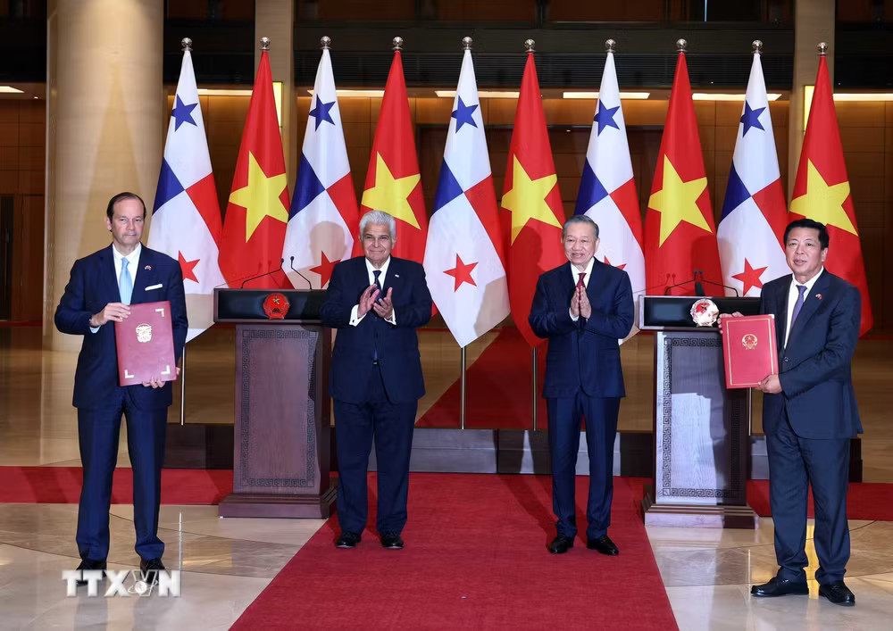 Tổng Bí thư, Chủ tịch nước Tô Lâm và Tổng thống Panama José Raúl Mulino chứng kiến lễ trao Hiệp định Hợp tác về vận tải biển giữa Chính phủ Việt Nam và Chính phủ Panama. (Ảnh: Thống Nhất/TTXVN) Tổng Bí thư, Chủ tịch nước Tô Lâm và Tổng thống Panama José Raúl Mulino chứng kiến lễ trao Hiệp định Hợp tác về vận tải biển giữa Chính phủ Việt Nam và Chính phủ Panama