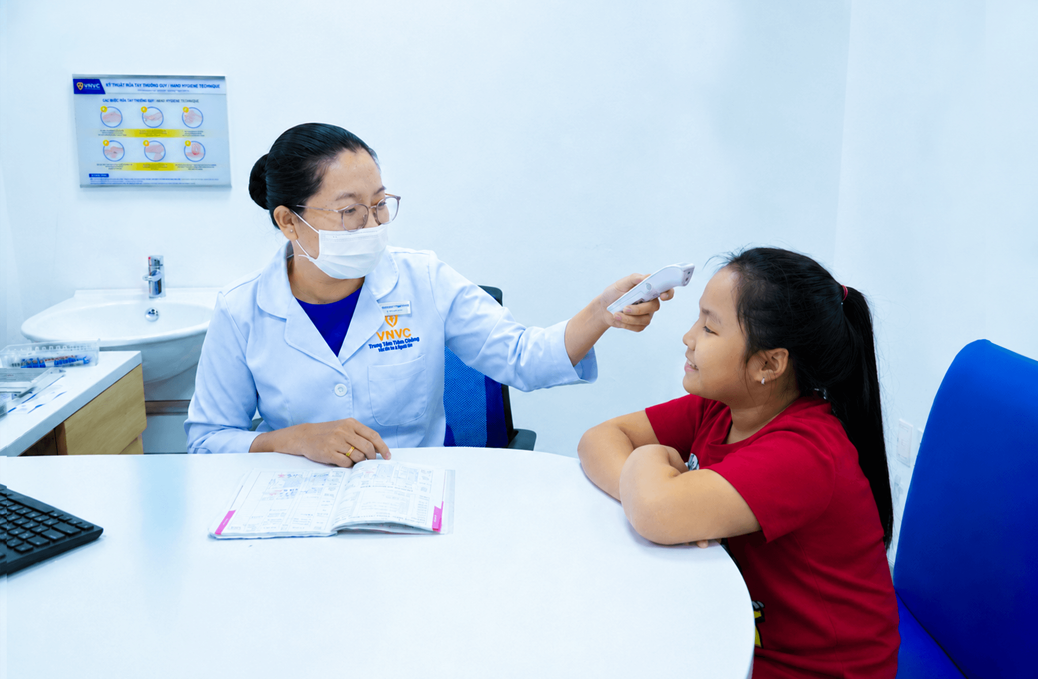 Trẻ được bác sĩ khám sàng lọc trước khi tiêm vaccine bổ sung đầu năm học mới