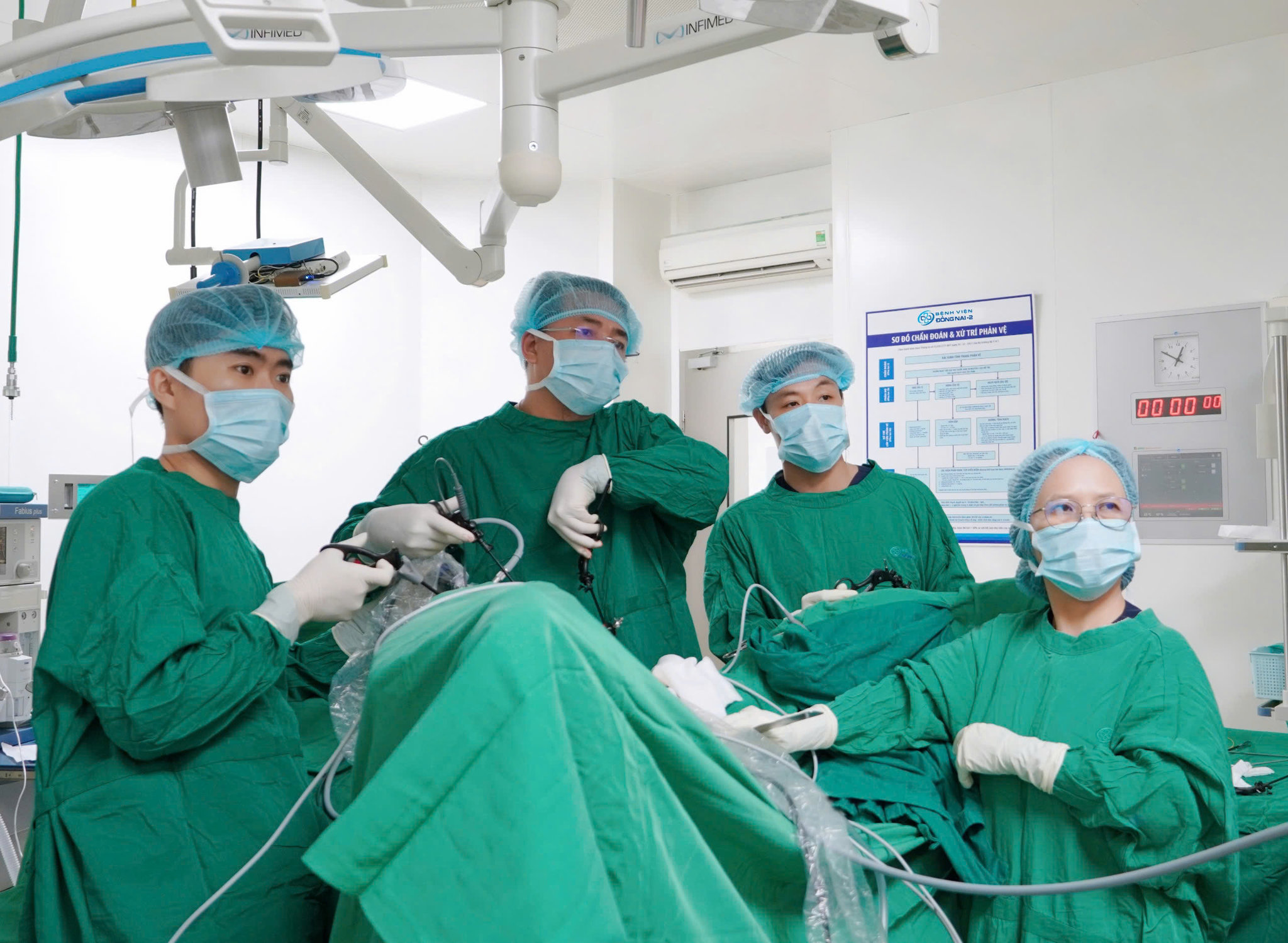 Chuyên gia phối hợp cùng ê-kíp Bệnh viện Đồng Nai-2 thực hiện kỹ thuật chuyên sâu