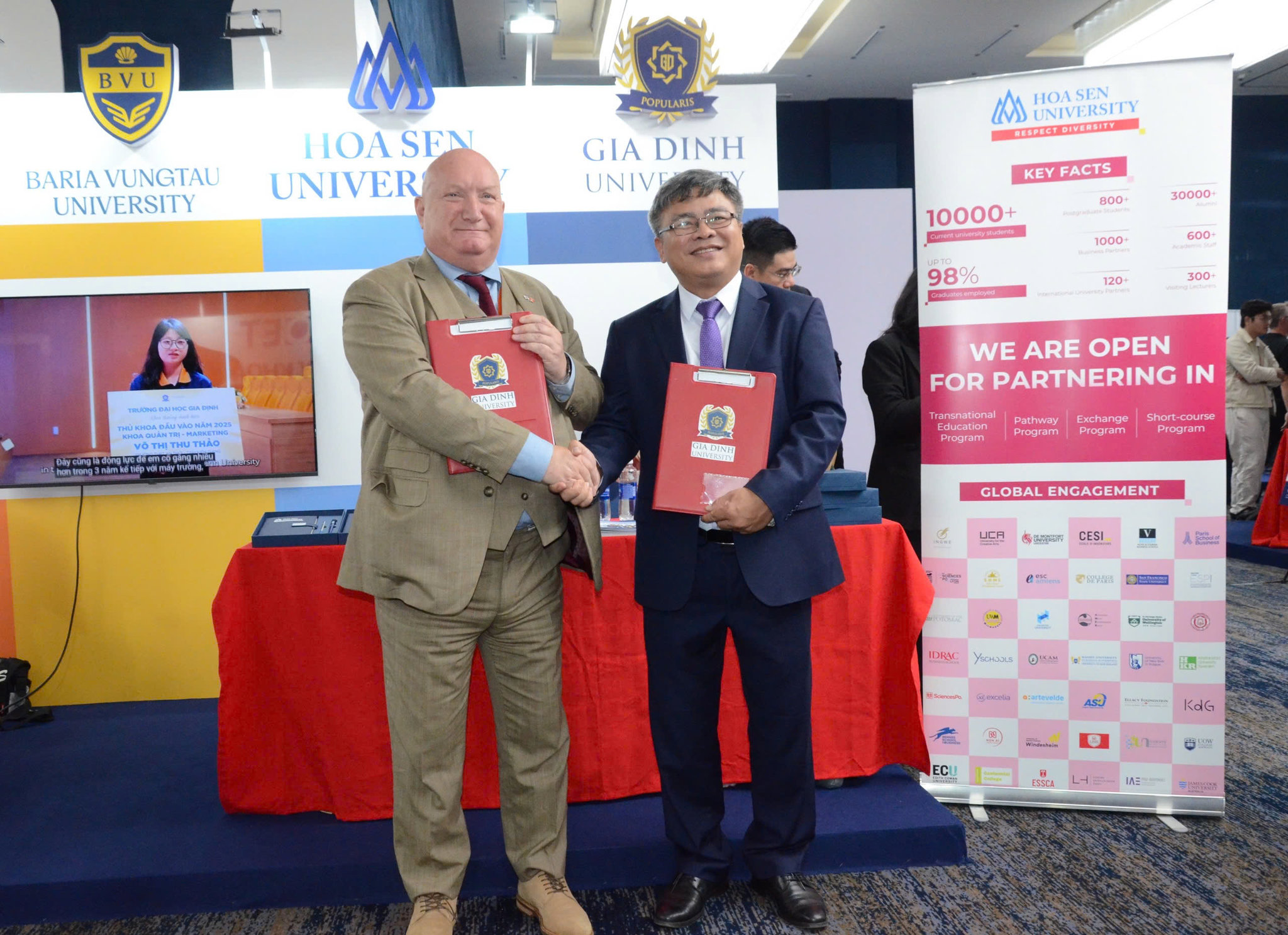 PGS.TS Phạm Văn Song - Hiệu trưởng Trường ĐH Gia Định ký kết hợp tác với Công ty TNHH ABE Global (UK). Ảnh NC.