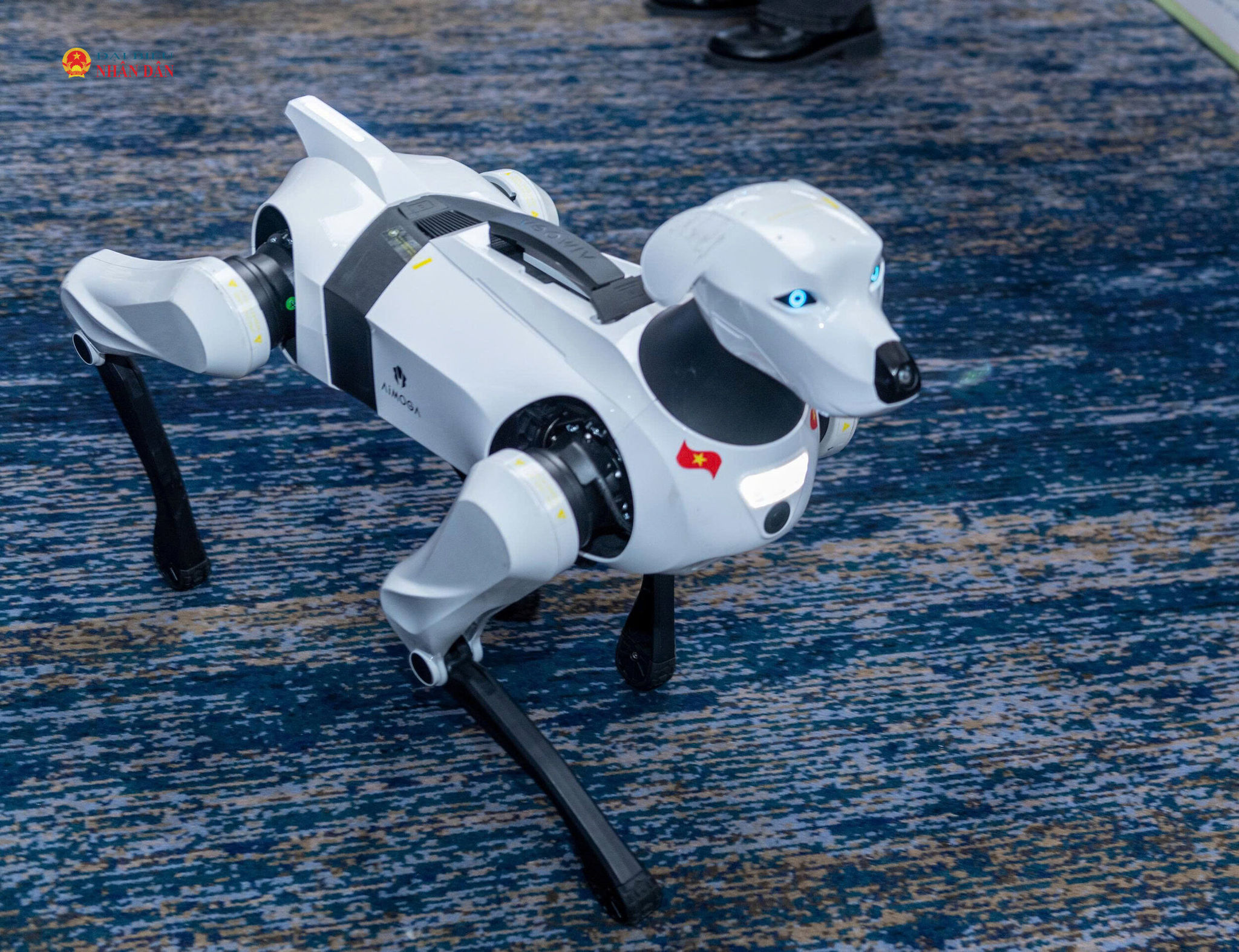 Gian hàng trưng bày công nghệ robot tại triển lãm thu hút sự chú ý của nhiều người đại biểu