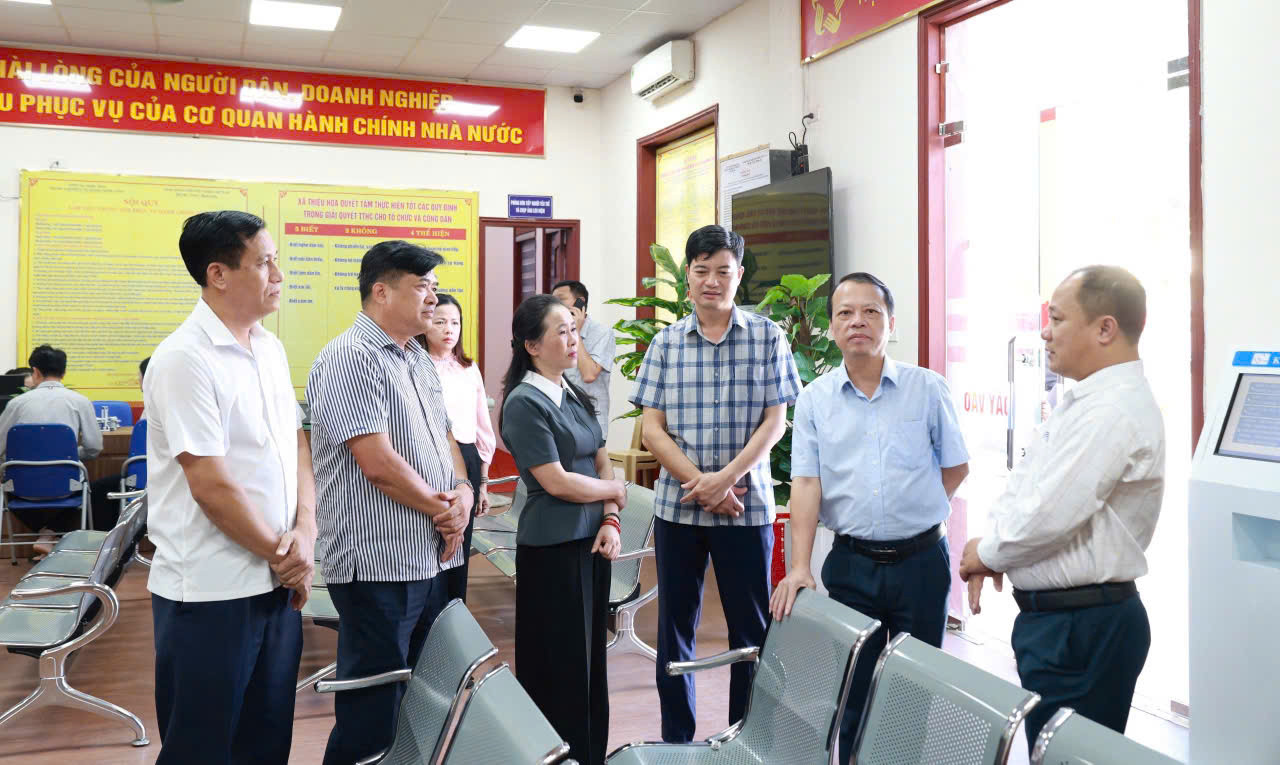 Đoàn giám sát thực tế tại Trung tâm phục vụ hành chính công xã Thiệu Hóa