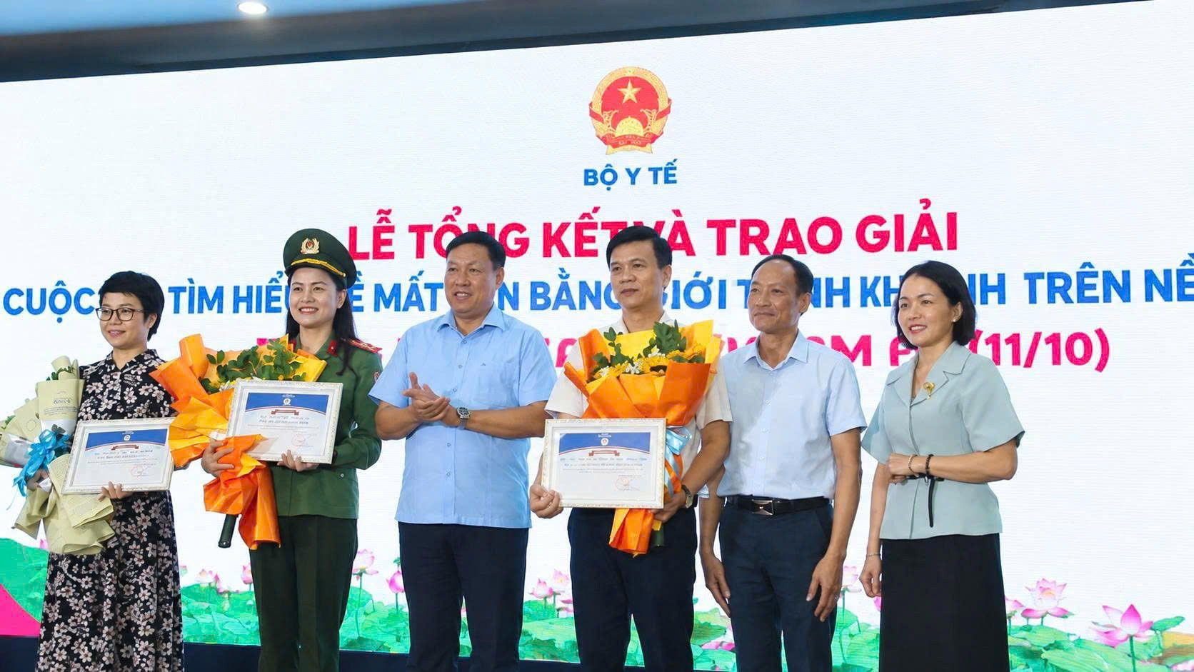 Thứ trưởng Bộ Y tế Đỗ Xuân Tuyên trao giải cho những tác phẩm đạt giải. Ảnh Tùng Dương