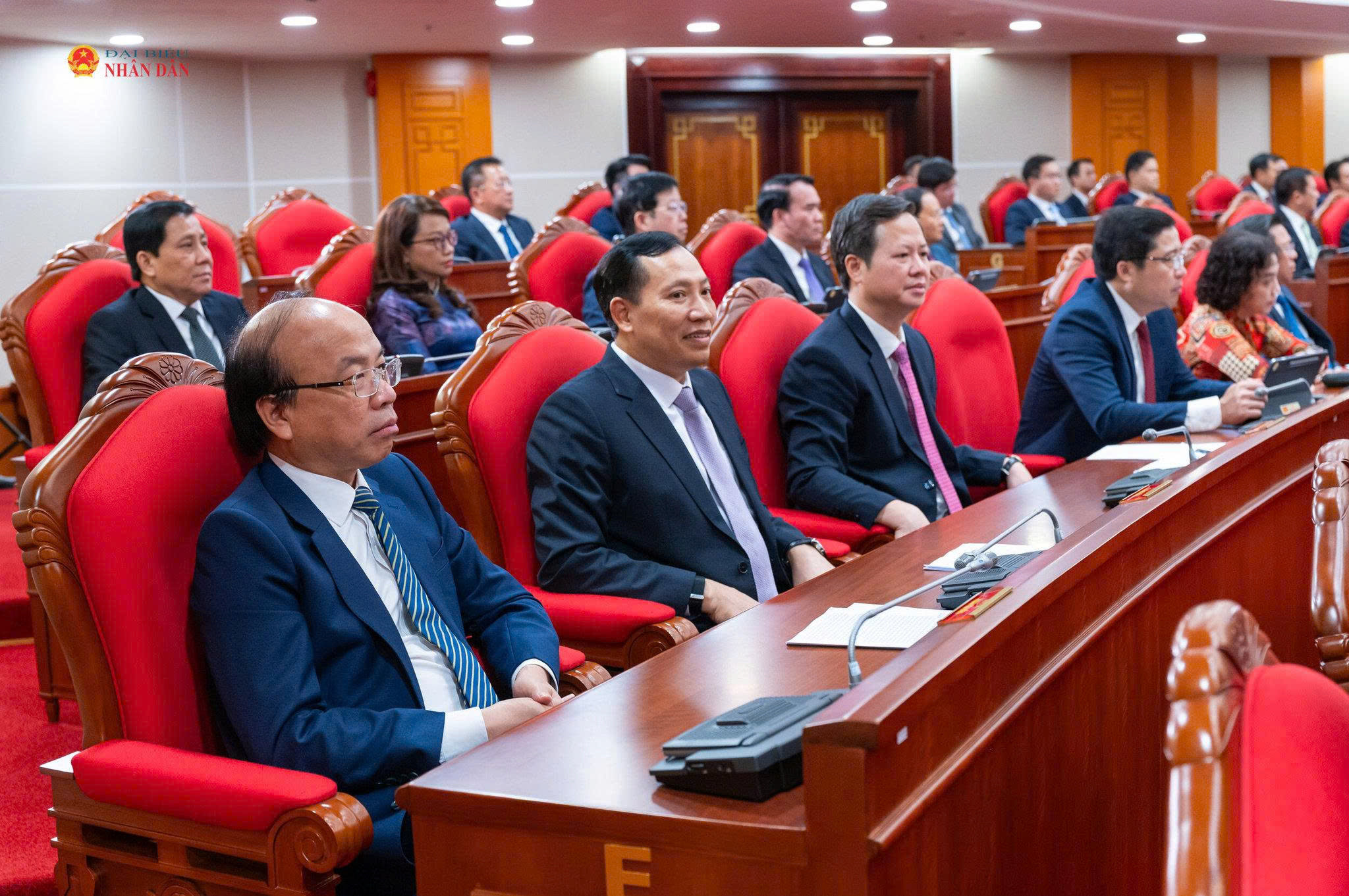 Các đại biểu dự phiên bế mạc Hội nghị Trung ương 4, khóa XIV