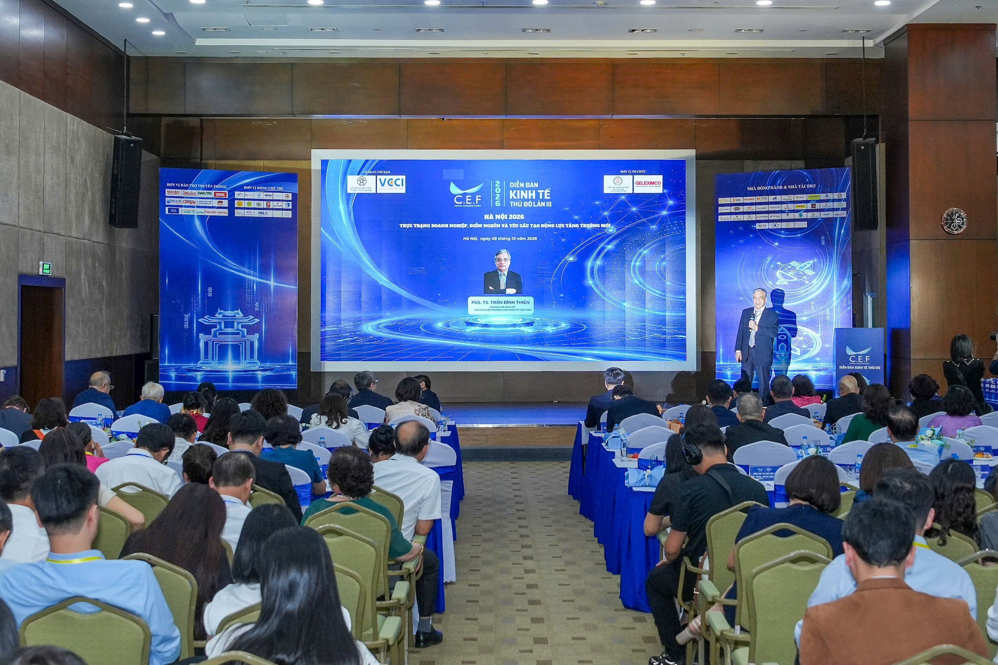 PGS.TS Trần Đình Thiên trình bày tại Diễn đàn