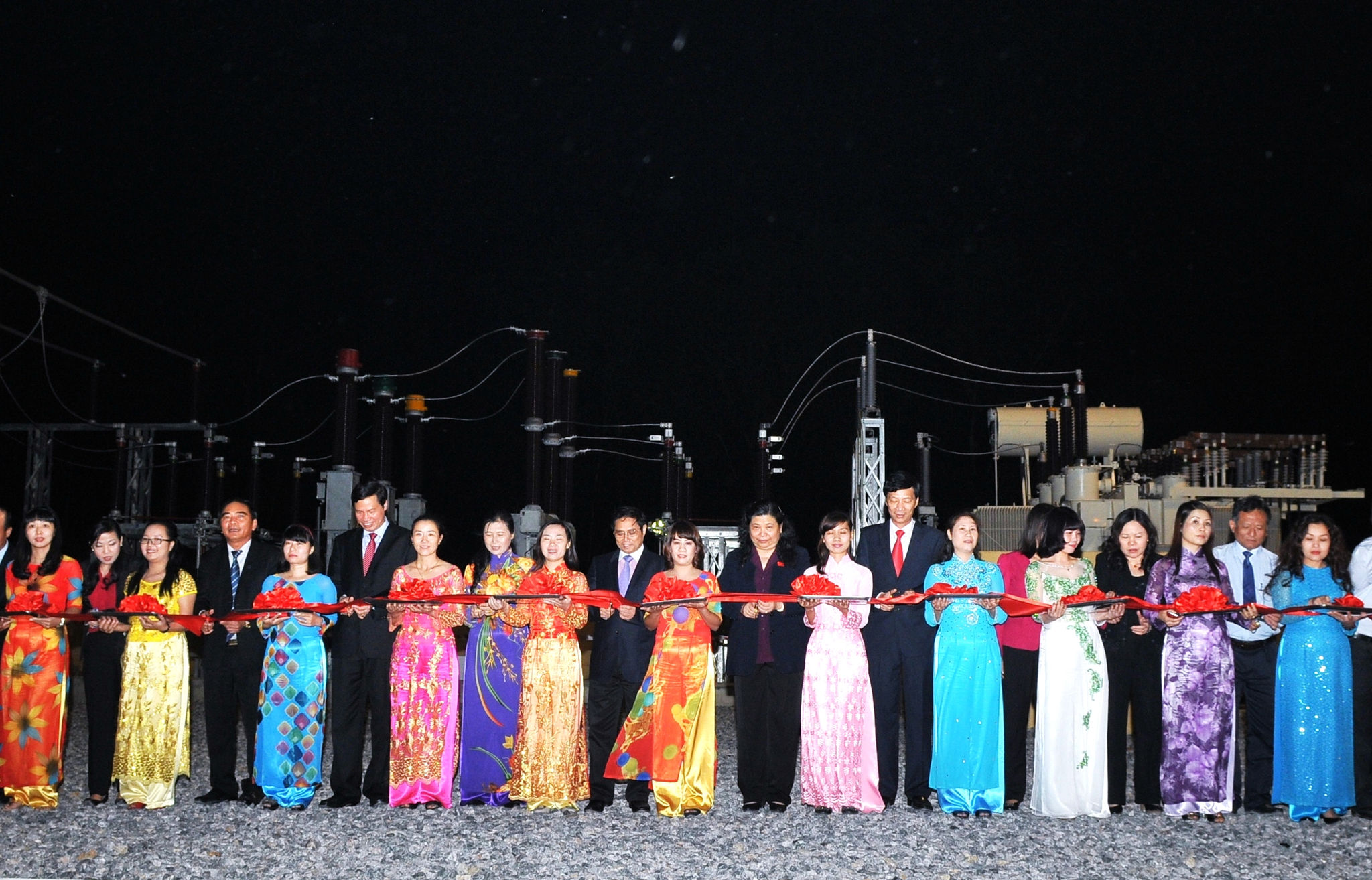 5- Lễ đóng điện lưới điện quốc gia ra huyện đảo Cô Tô (Quảng Ninh), đánh dấu bước ngoặt quan trọng trong hành trình đưa điện đến các vùng biển, đảo của miền Bắc. Ảnh NPC