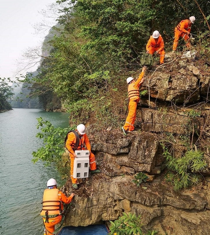 6-Dòng điện vẫn hành trình đến với những nơi khó khăn nhất. Ảnh NPC