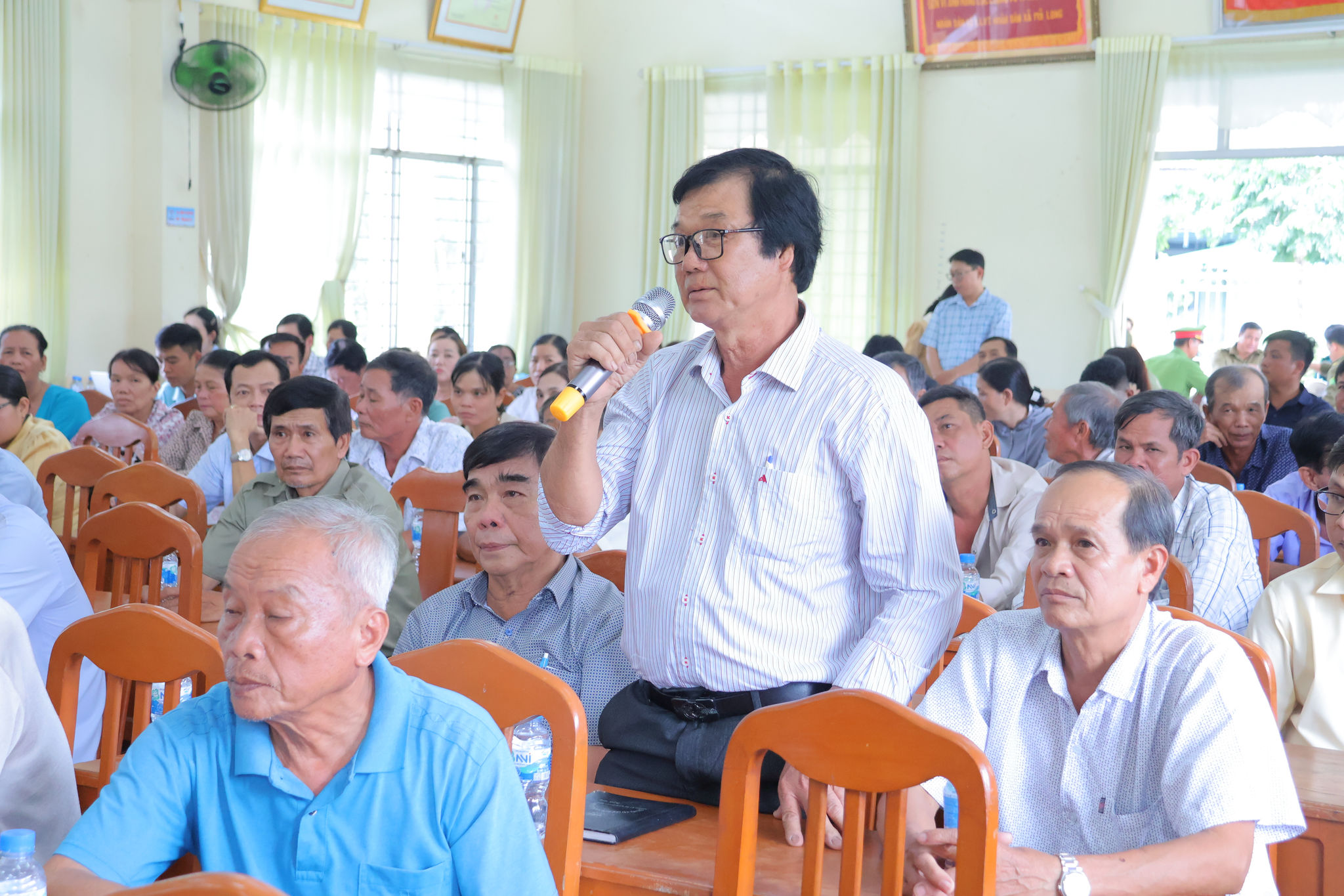 Anh 1 cử tri xã Mỹ Hiệp, tỉnh Đồng Tháp phát biểu tại buổi tiếp xúc.